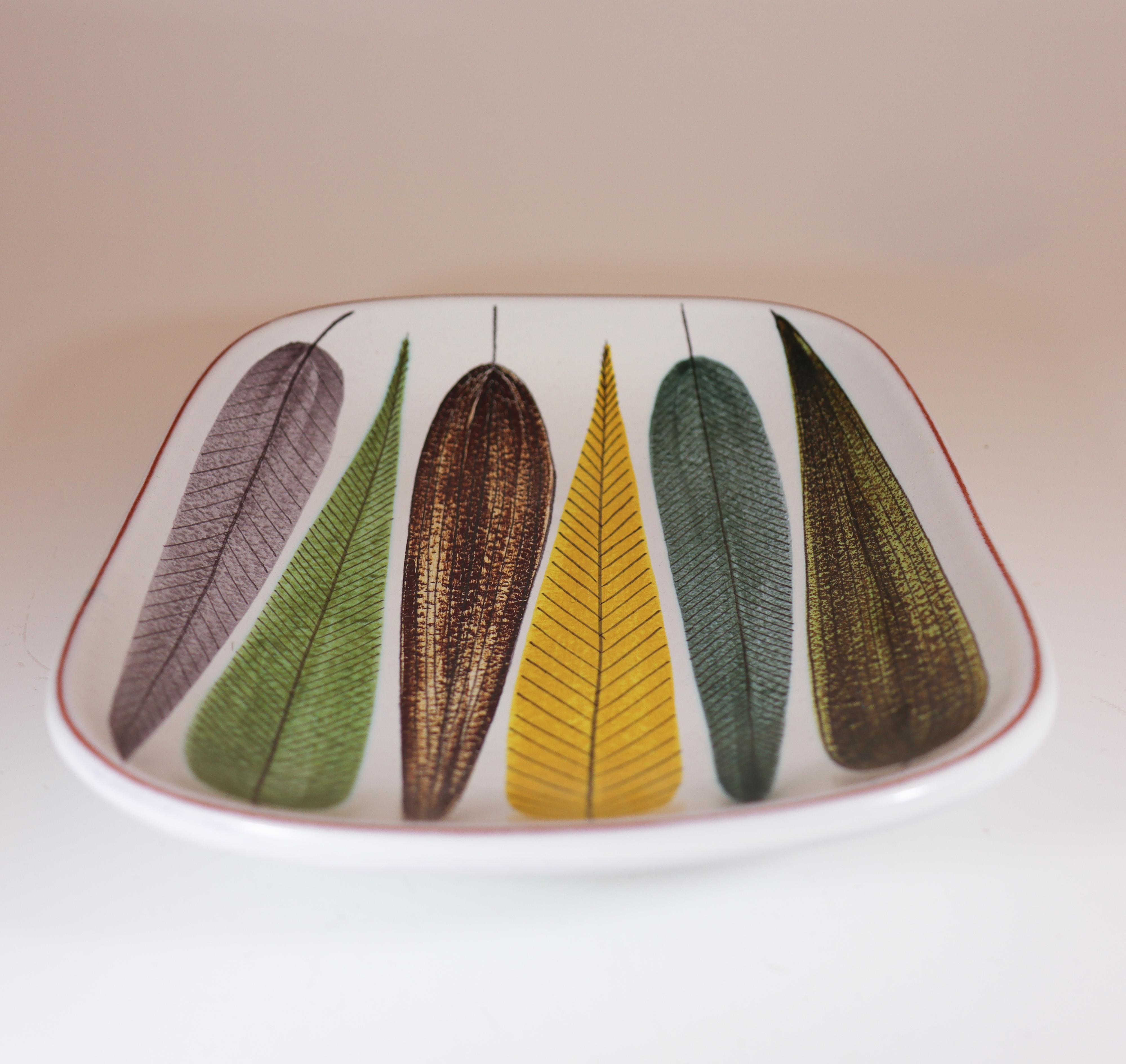 Faience Dish with leafs - Stig Lindberg - Gustavsberg Studio - Mid 20th Century For Sale 1