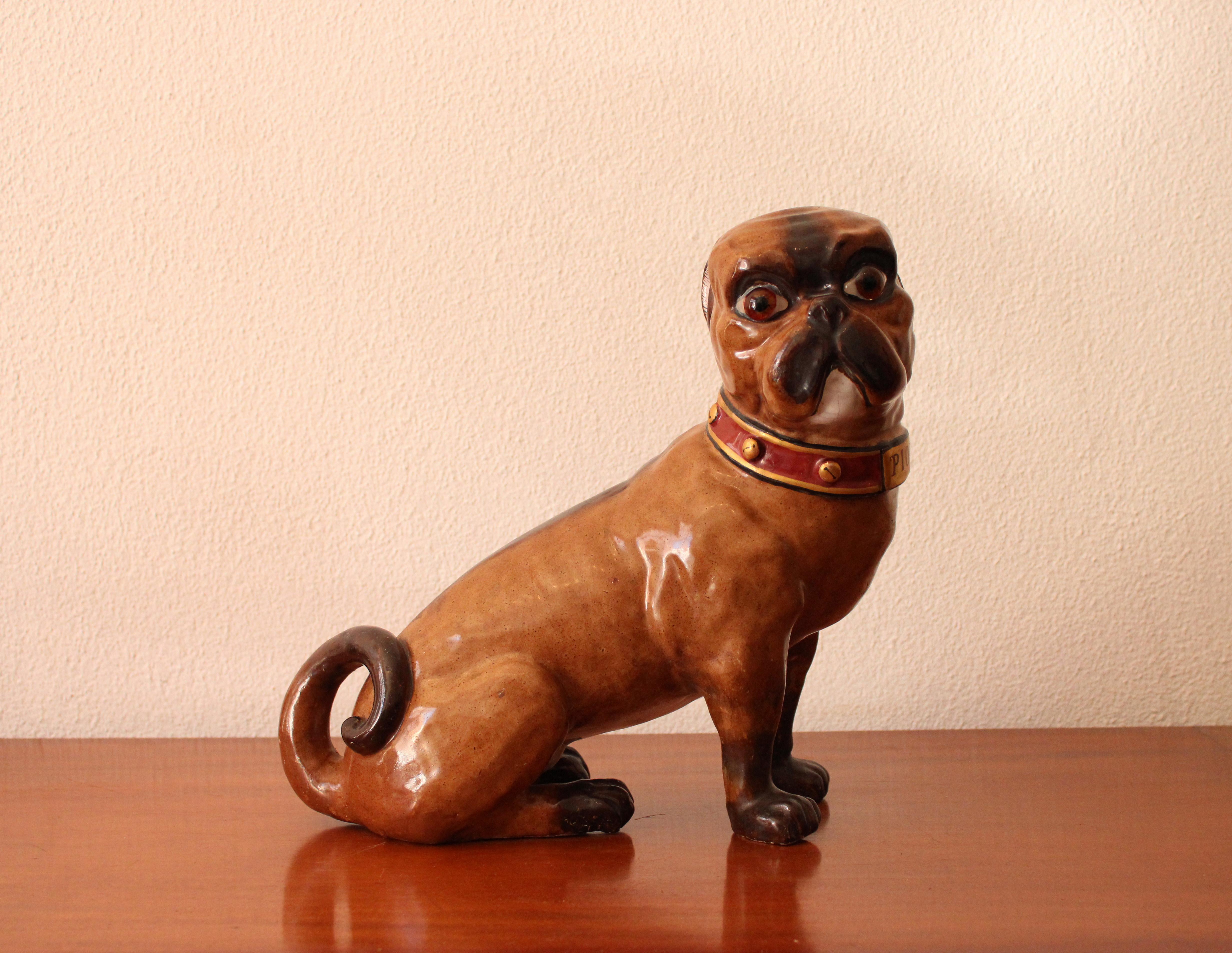 Fayence Hund in verschiedenen Brauntönen verziert, mit Piou Inschrift auf dem Halsband.
Signiert Emille Gallé.