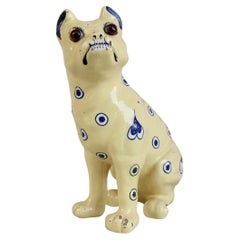 Gelb bemalter Fayence-Hund mit Dekorationen von Émile Gallé