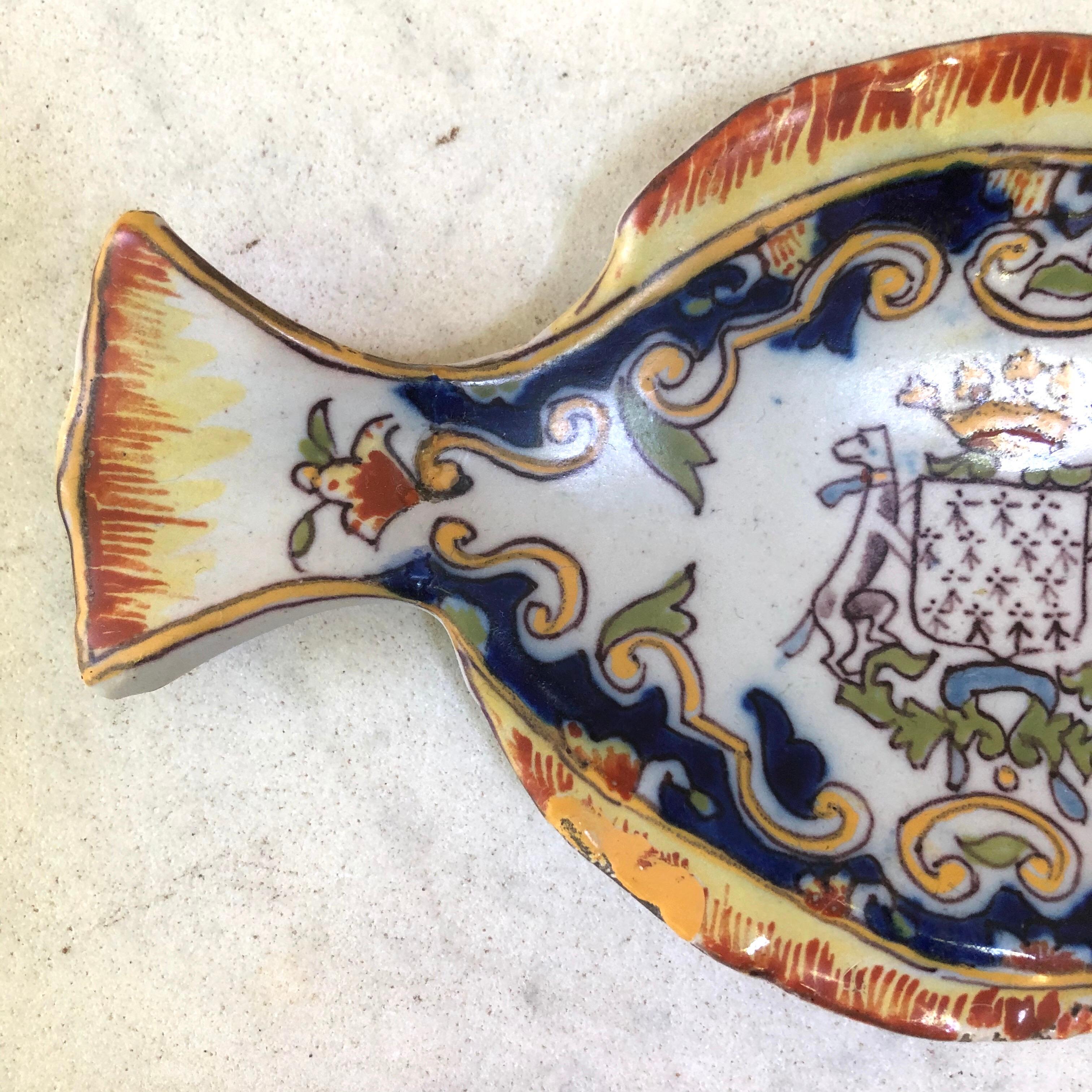 Desvres-Fischschale aus Fayence, um 1910 (Rustikal) im Angebot