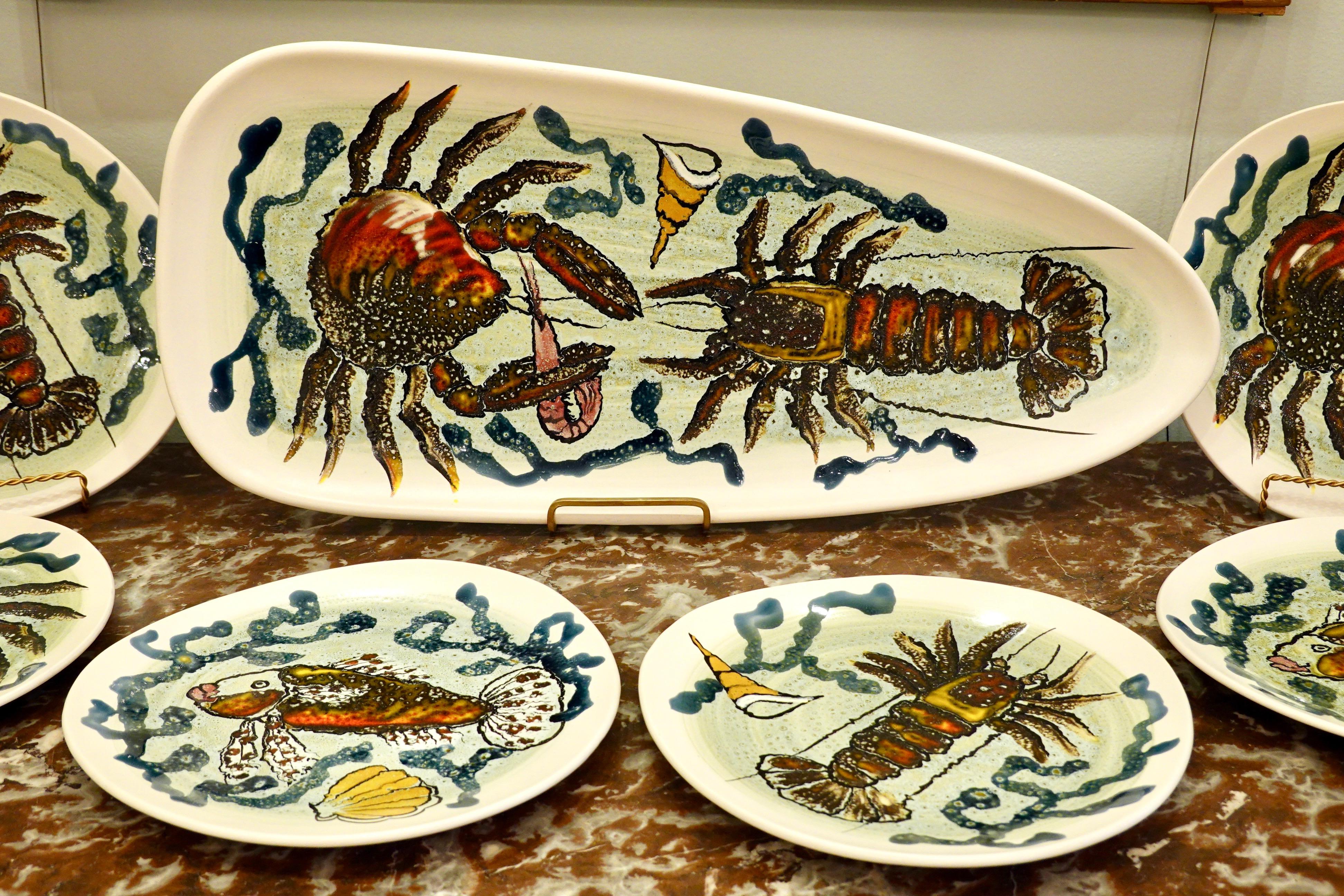 Mid-Century moderno Servizio da 14 pezzi in maiolica con crostacei dipinti a mano dalla Bretagna in vendita