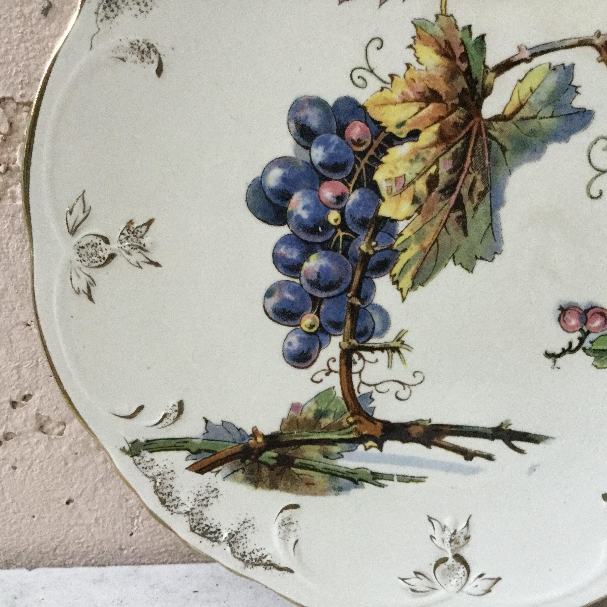 Rustic faience grapes plate signed Villeroy & Boch, circa 1900.
