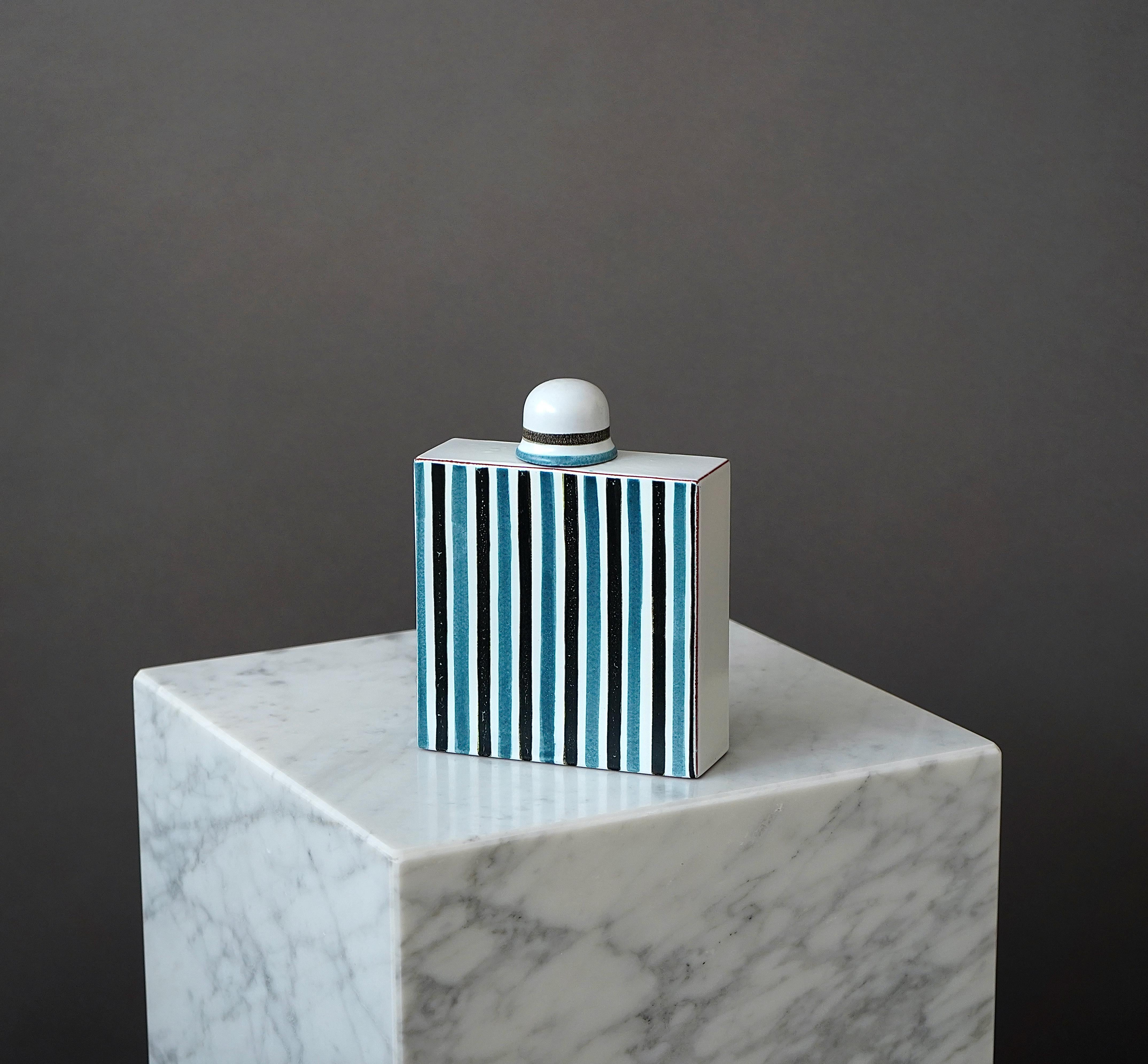 Un magnifique vase en faïence avec un étonnant motif géométrique.
Conçu par Stig Lindberg au Gustavsberg Studio, Suède, années 1950.

Excellent état.
Signé de la main du studio Gustavsberg.

Stig Lindberg et Wilhelm Kåge, le directeur artistique de