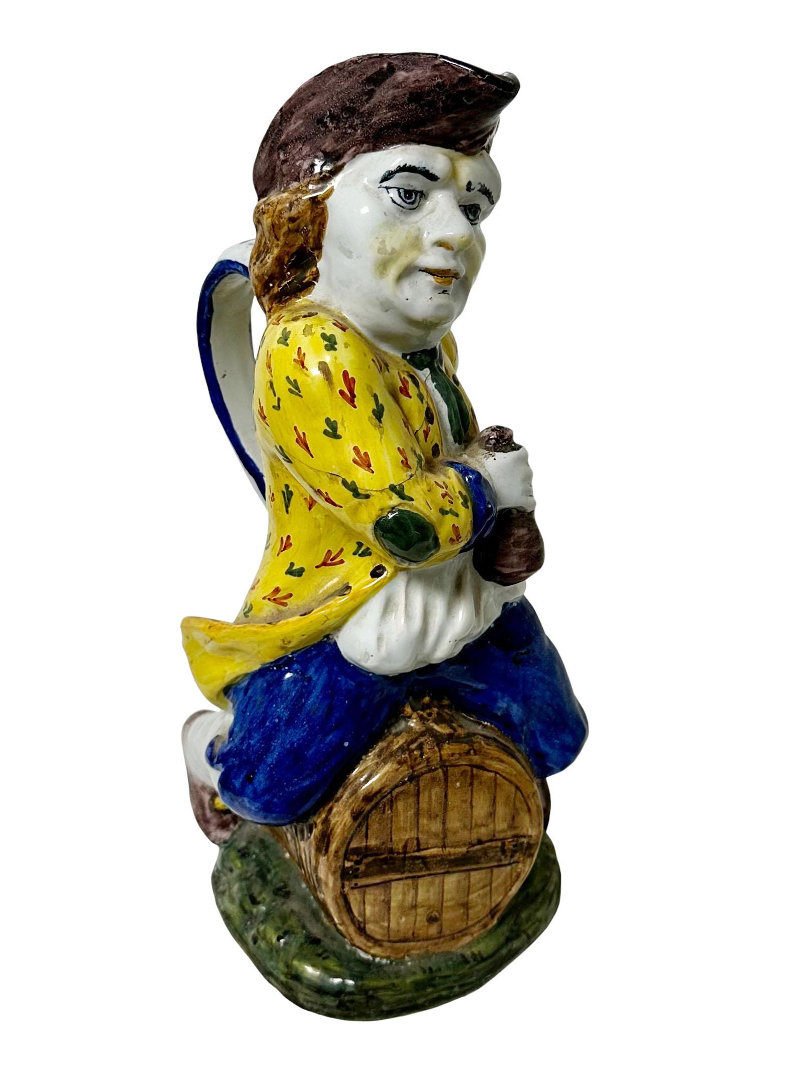 Jarra francesa de loza de principios del siglo XIX bellamente decorada.