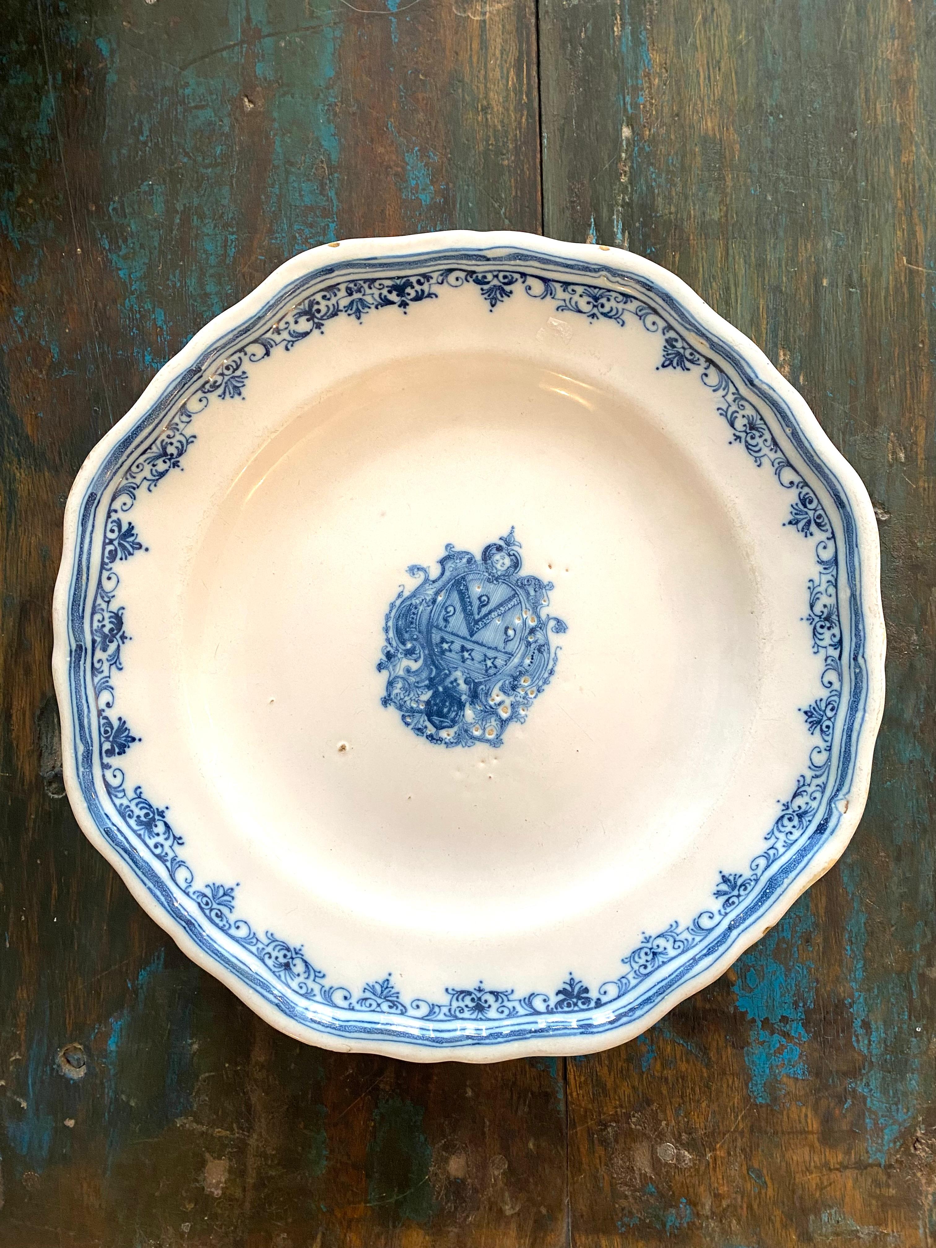 Louis XIV Faïence plate from Moustiers 18th century For Sale