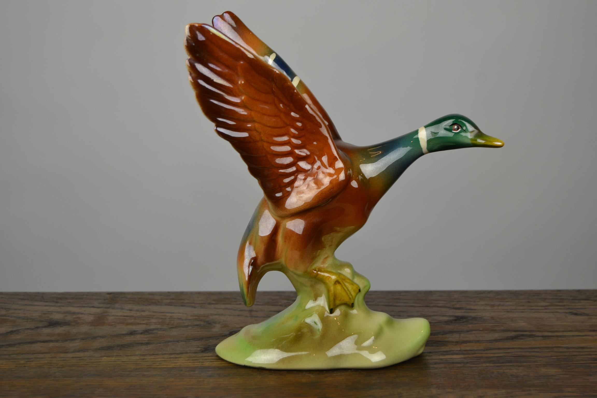 Vintage handgemachte Keramik:: Keramik Ente Figur:: Ente Statue. 
Die Ente breitet ihre Flügel aus:: um wegzufliegen. 
Schöne farbige Vogelfigur:: Wasservogel:: Tierskulptur:: um 1950-1960
Nummeriert und signiert auf der Unterseite.