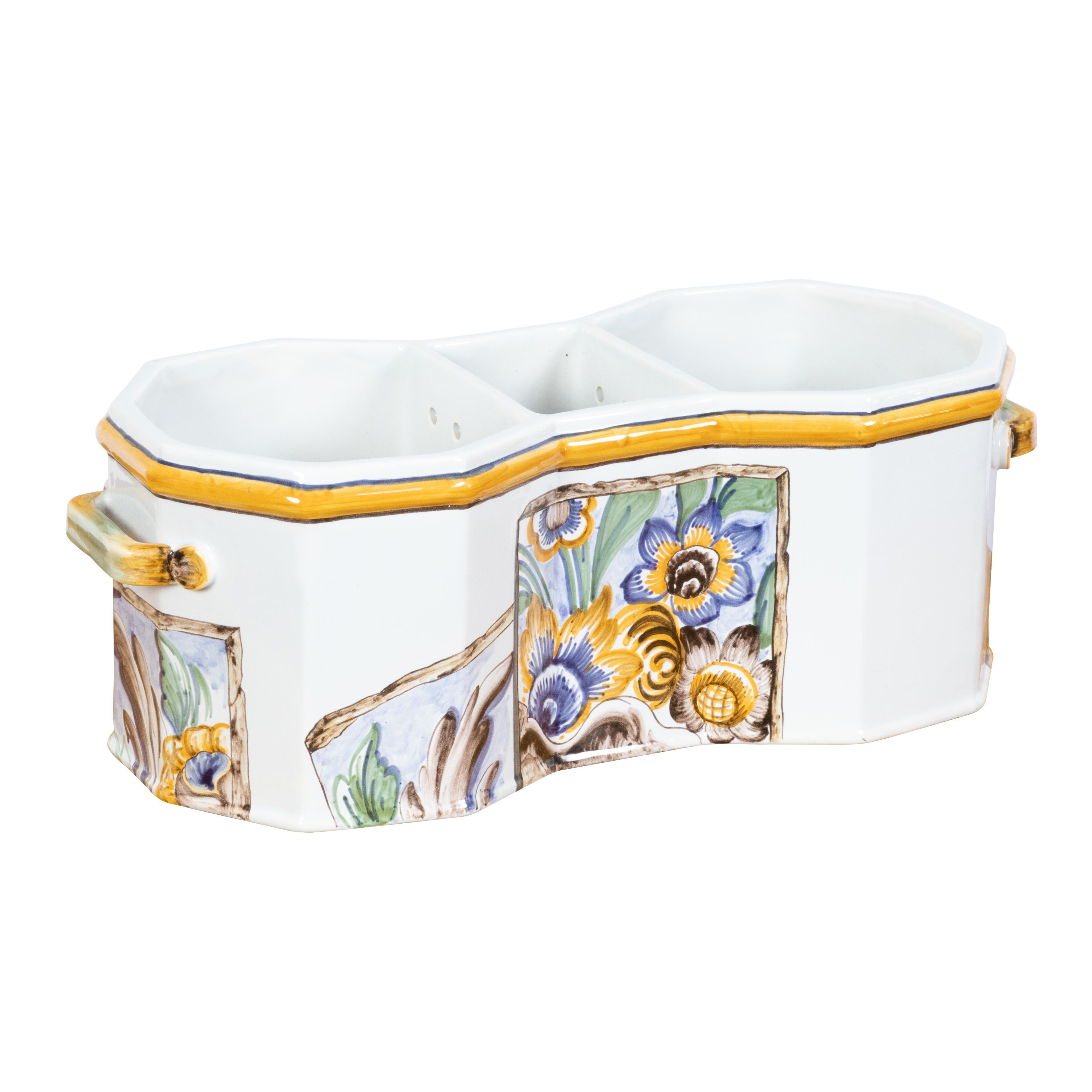 Weinkühler aus Fayence von Tiffany & Co, handbemalt mit floralen Motiven in Frankreich im Angebot