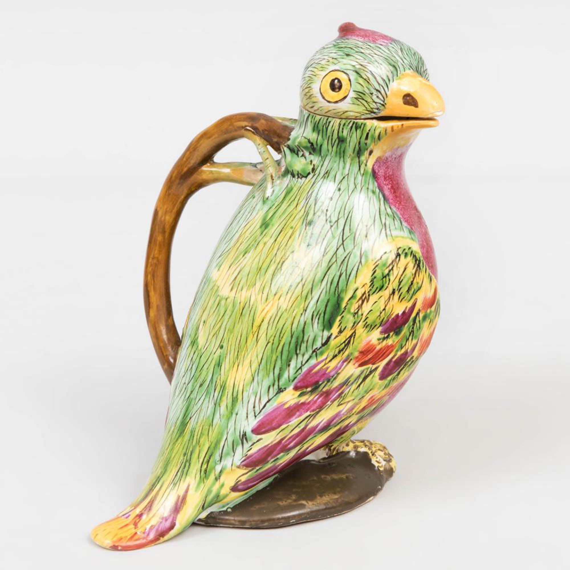 Proskau Fayence Tompe L'Oeil Krug in Form eines Papageis,
Circa 1770.

  Die europäische Tromp l'Oeil-Kanne aus zinnglasiertem Steingut hat die Form eines Papageis mit einem abnehmbaren Kopf, der den Deckel bildet.  Der Papagei wurde im heutigen