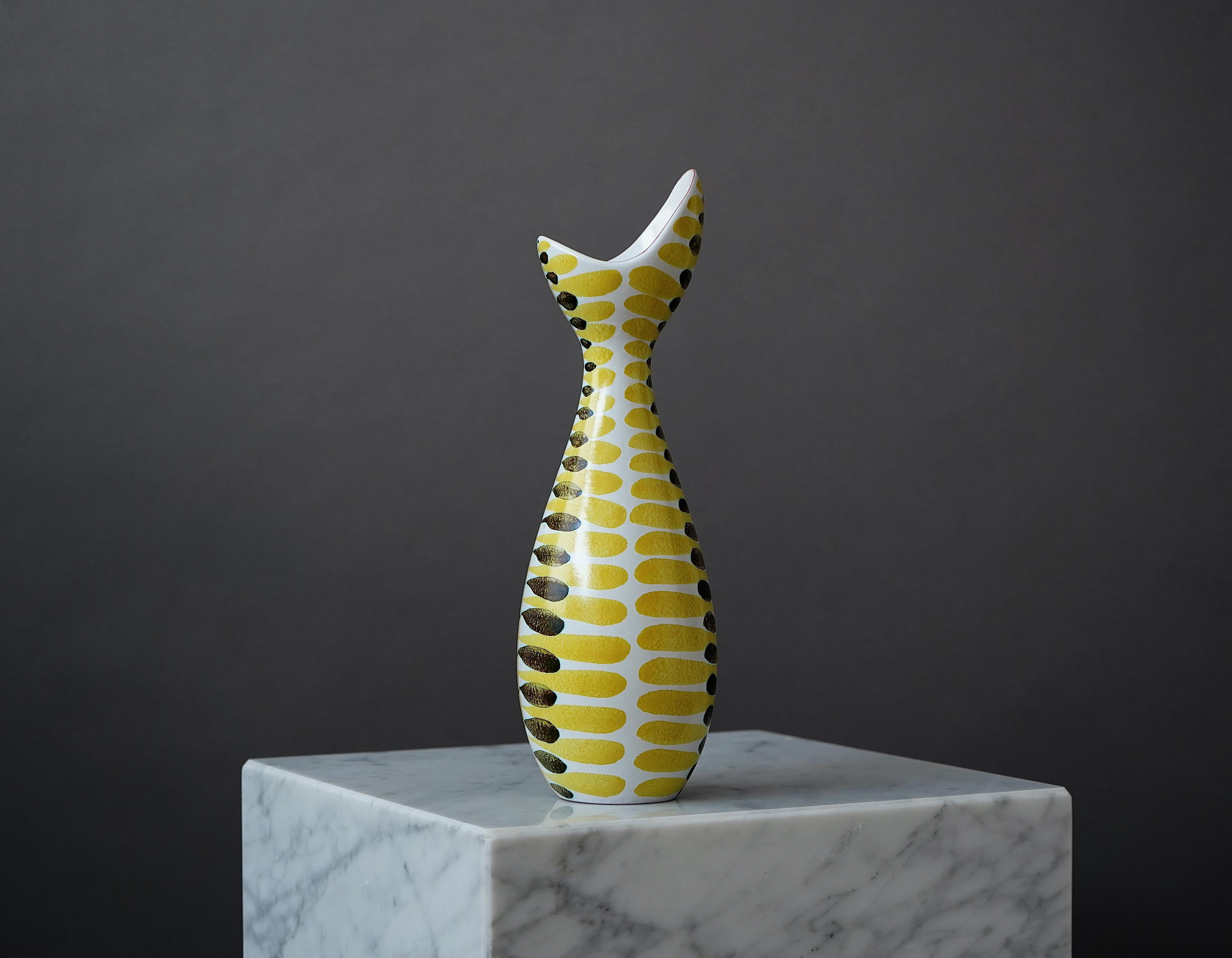 Eine schöne Fayence-Vase mit erstaunlichem geometrischem Muster.
Entworfen von Stig Lindberg im Gustavsberg Studio, Schweden, 1950er Jahre.

Ausgezeichneter Zustand.
Signiert mit der Hand des Studios Gustavsberg.

Stig Lindberg und Gustavsbergs