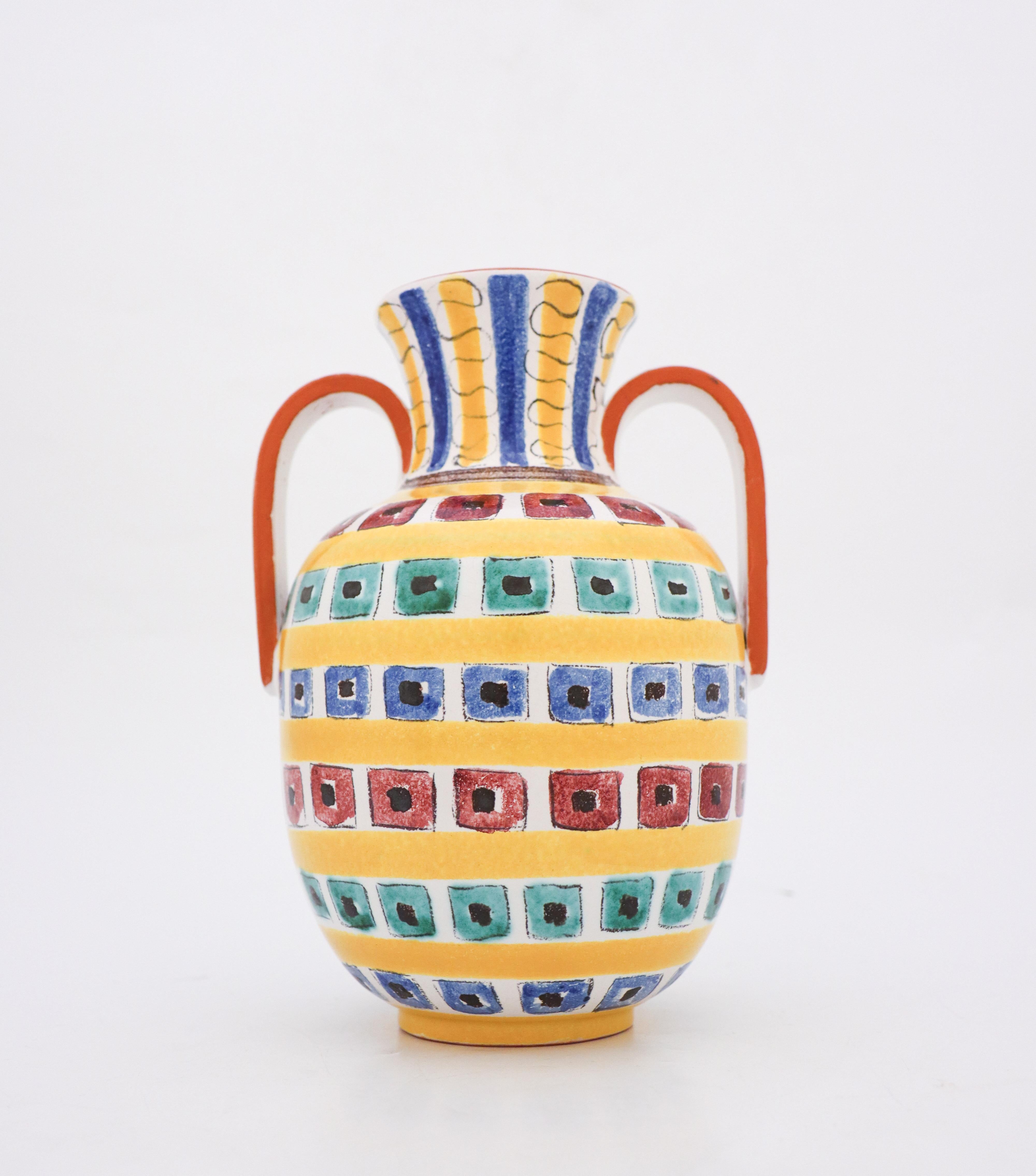 Un grazioso e raro vaso in maiolica disegnato da Wilhelm Kåge a Gustavsberg negli anni Quaranta. Il vaso è alto 22 cm e si trova in ottime condizioni, a parte qualche lieve craqueleur come quasi sempre accade per gli oggetti in faience. Gli articoli