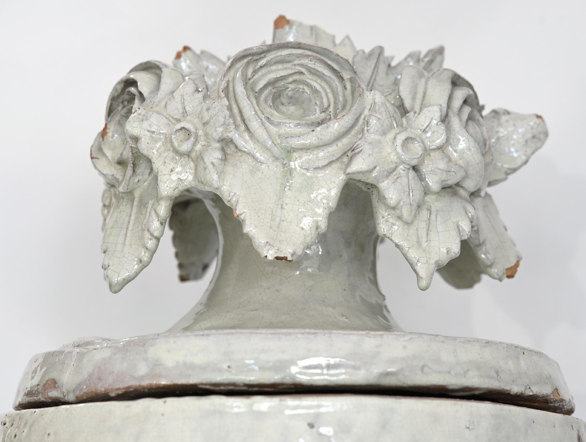Vase aus Fayence mit Platte, Deutsch, um 1780 Louis Seize, dekorative weiße Glasur im Angebot 5