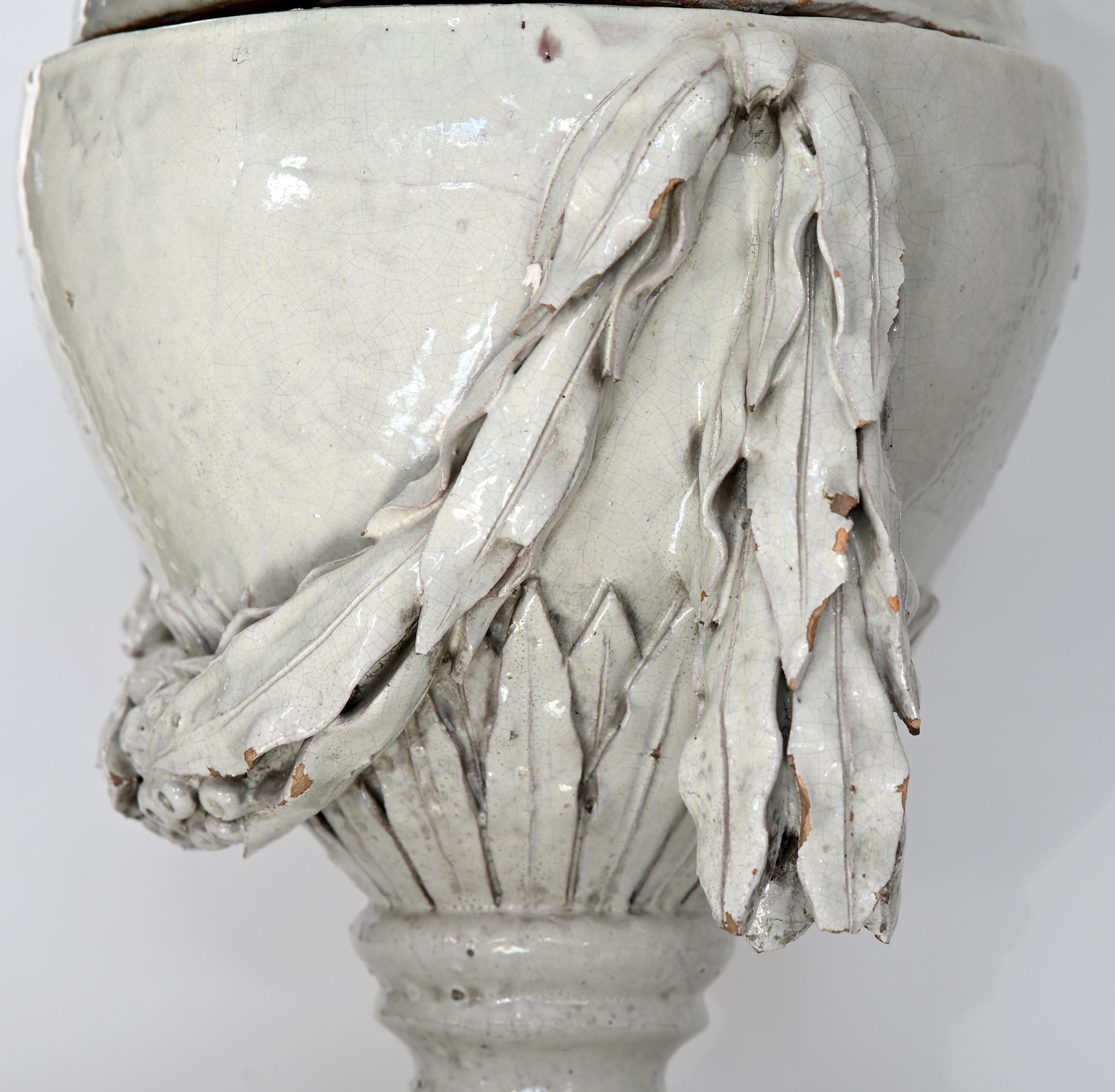 Vase aus Fayence mit Platte, Deutsch, um 1780 Louis Seize, dekorative weiße Glasur im Angebot 6