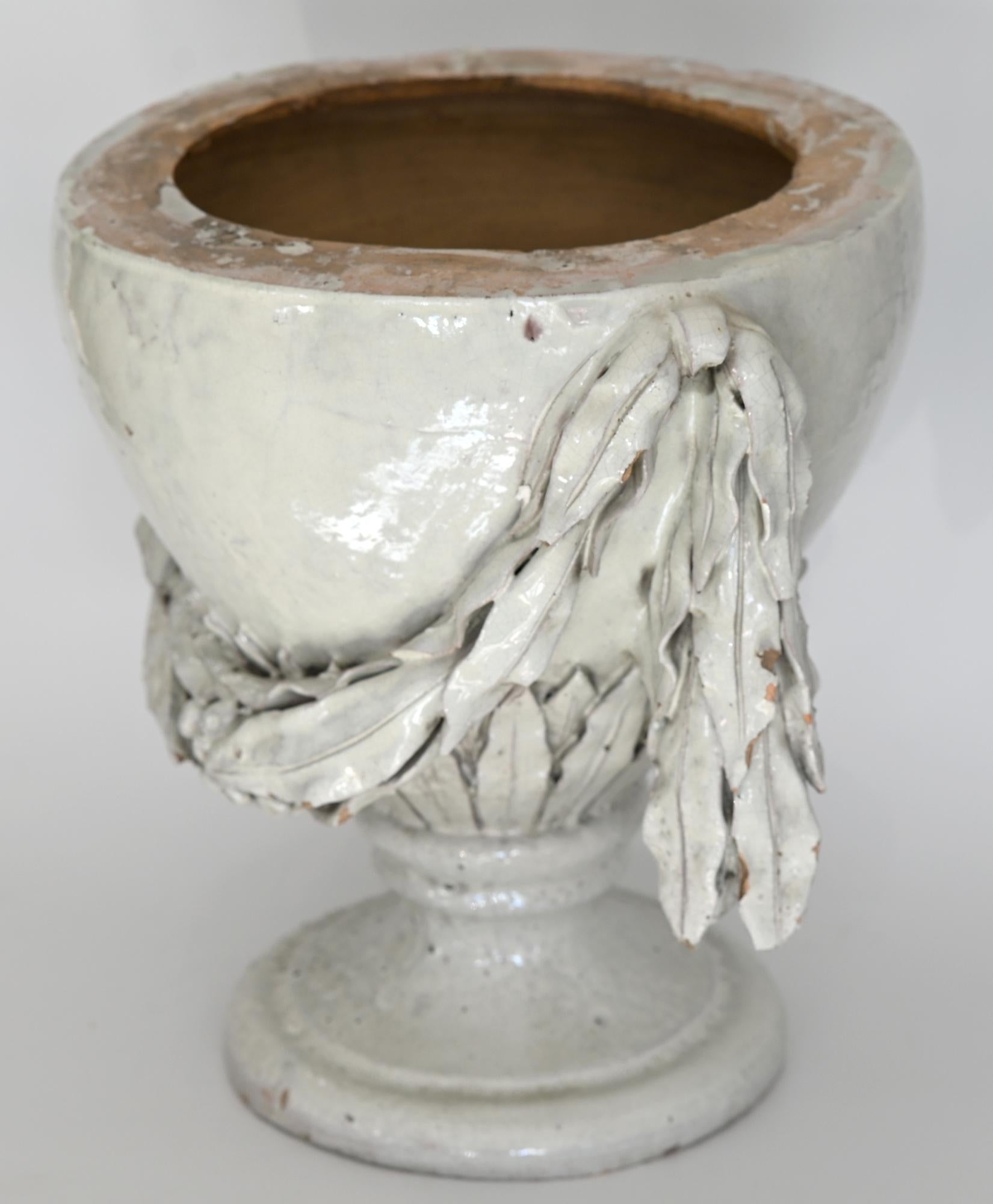 Vase aus Fayence mit Platte, Deutsch, um 1780 Louis Seize, dekorative weiße Glasur im Angebot 7