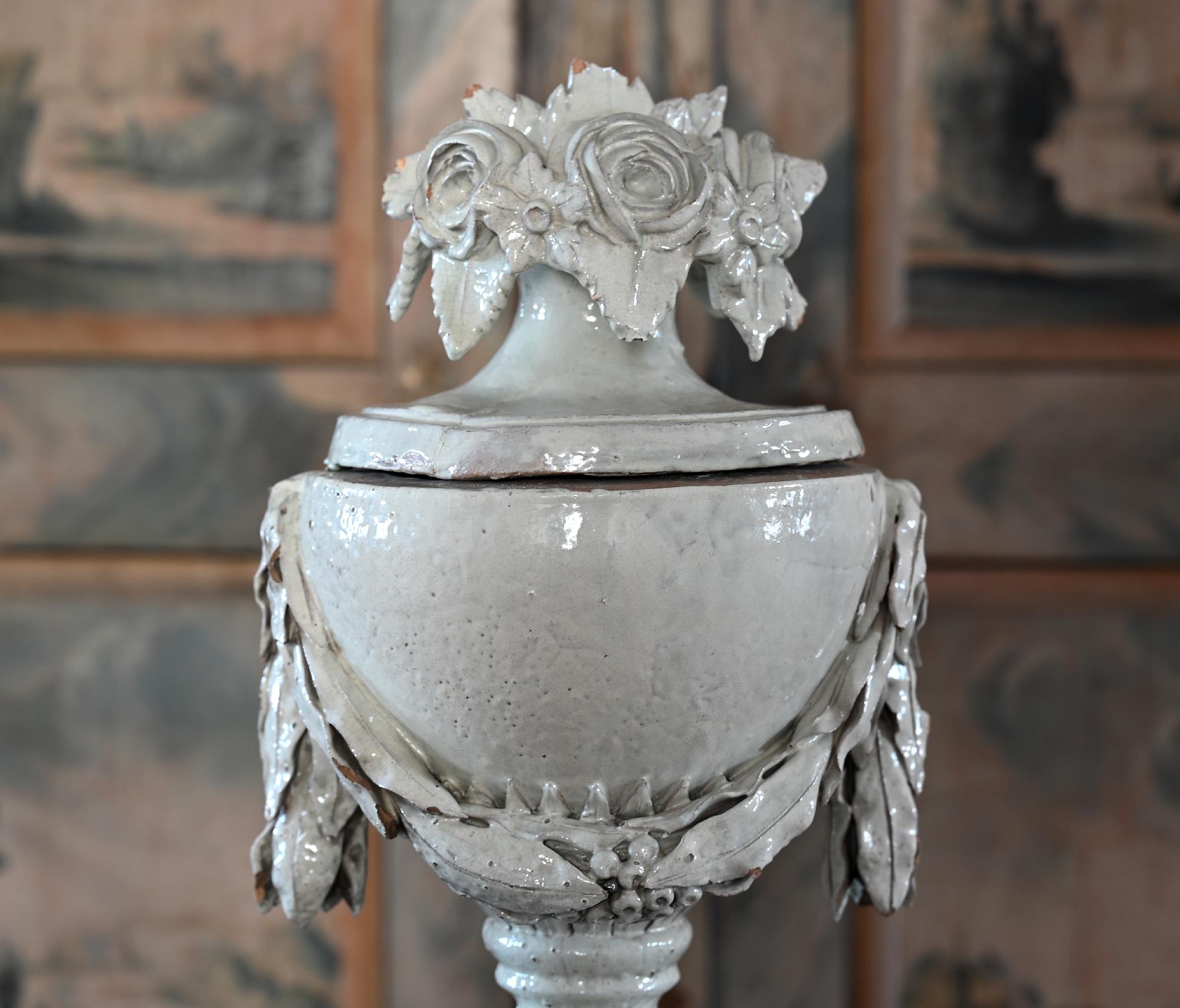 Vase aus Fayence mit Platte, Deutsch, um 1780 Louis Seize, dekorative weiße Glasur (Louis XVI.) im Angebot