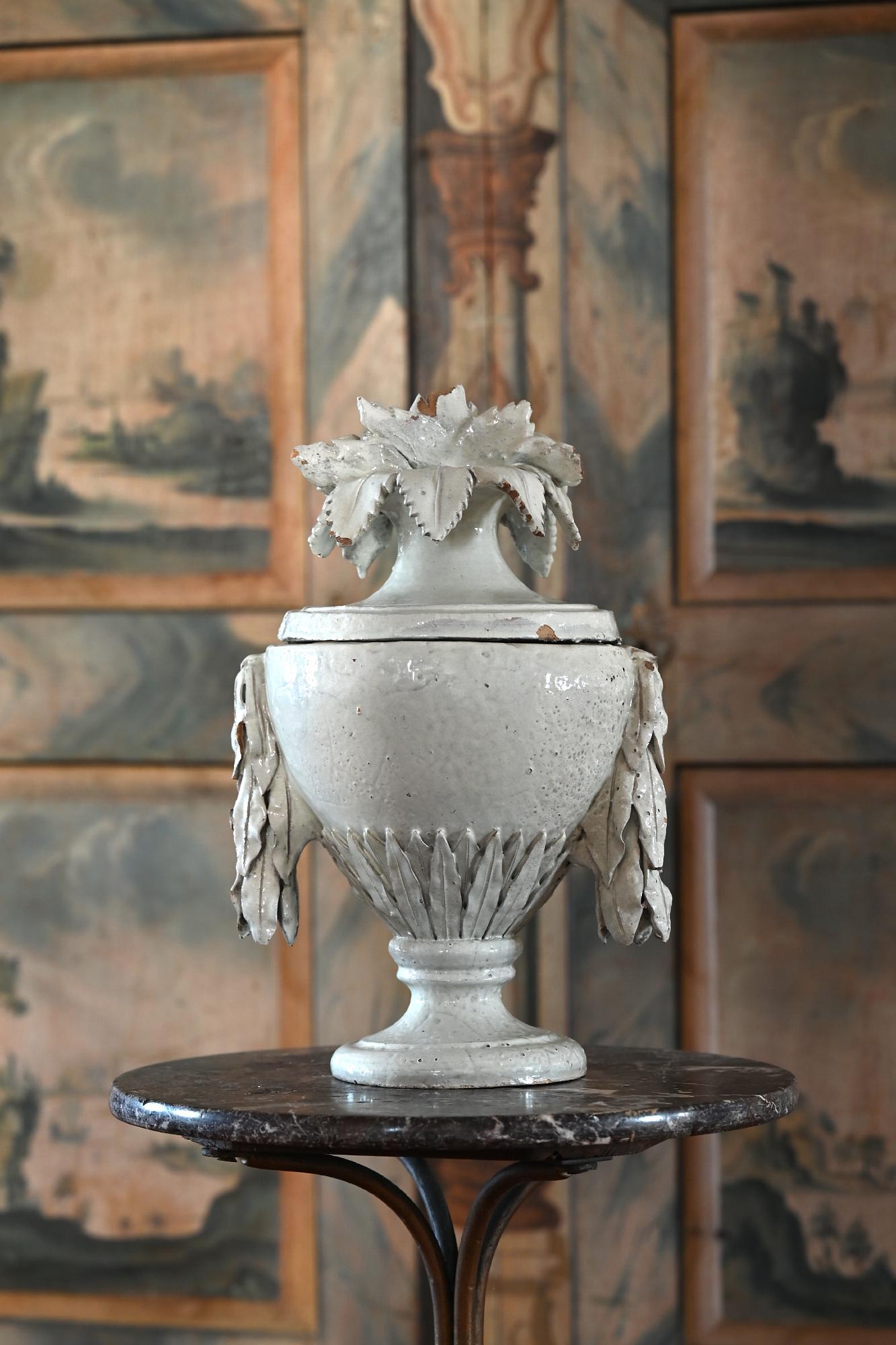Vase aus Fayence mit Platte, Deutsch, um 1780 Louis Seize, dekorative weiße Glasur im Zustand „Gut“ im Angebot in Epfach, DE