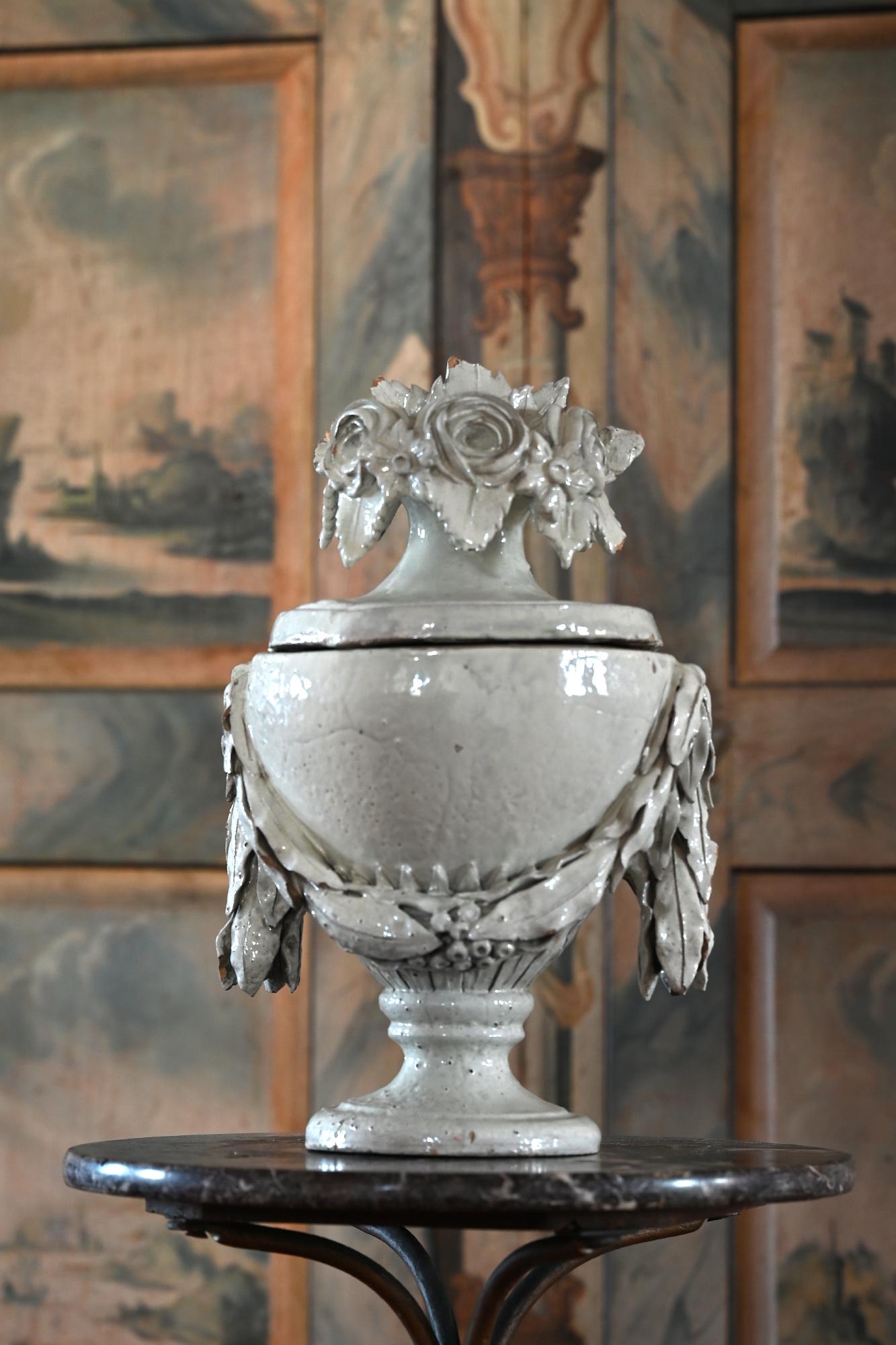 Vase aus Fayence mit Platte, Deutsch, um 1780 Louis Seize, dekorative weiße Glasur (Spätes 18. Jahrhundert) im Angebot