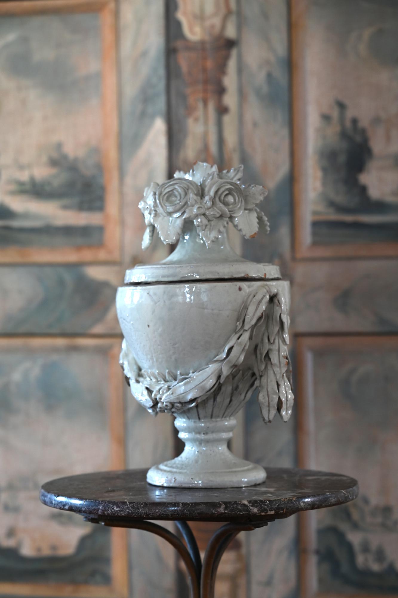 Vase aus Fayence mit Platte, Deutsch, um 1780 Louis Seize, dekorative weiße Glasur im Angebot 1