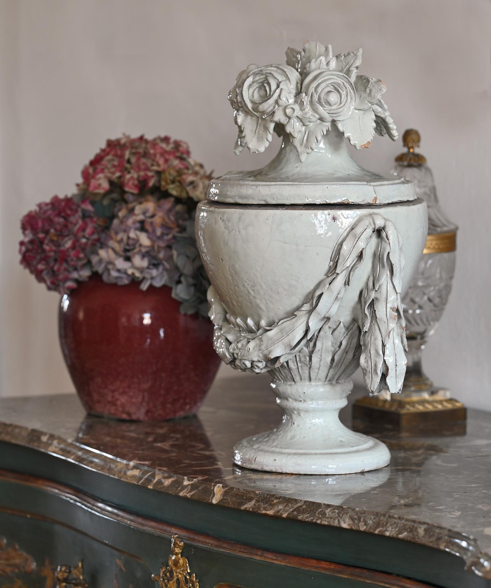 Vase aus Fayence mit Platte, Deutsch, um 1780 Louis Seize, dekorative weiße Glasur im Angebot 2