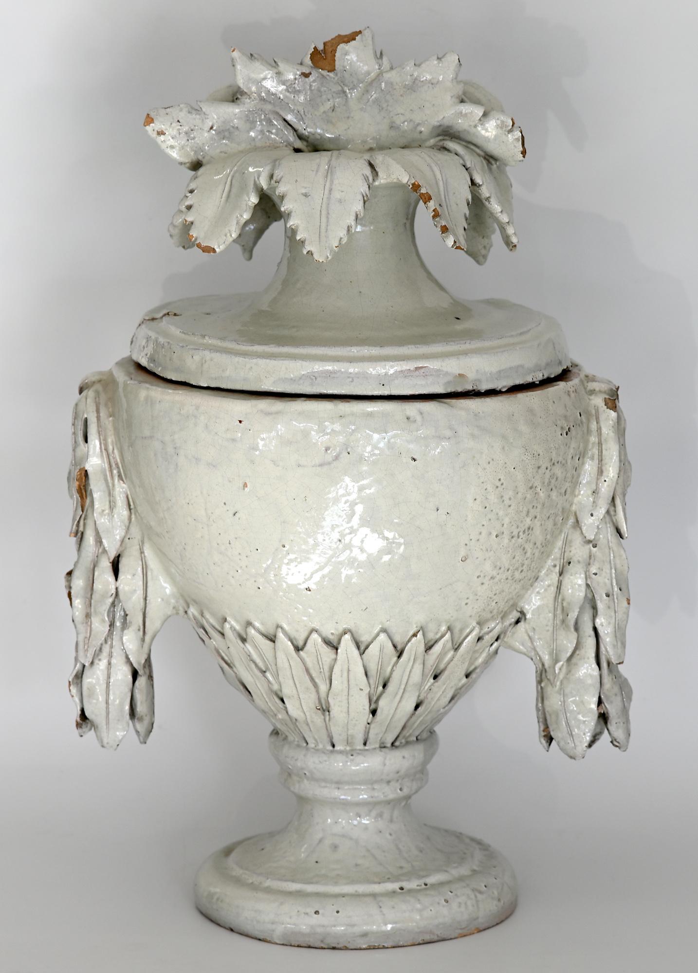 Vase aus Fayence mit Platte, Deutsch, um 1780 Louis Seize, dekorative weiße Glasur im Angebot 3