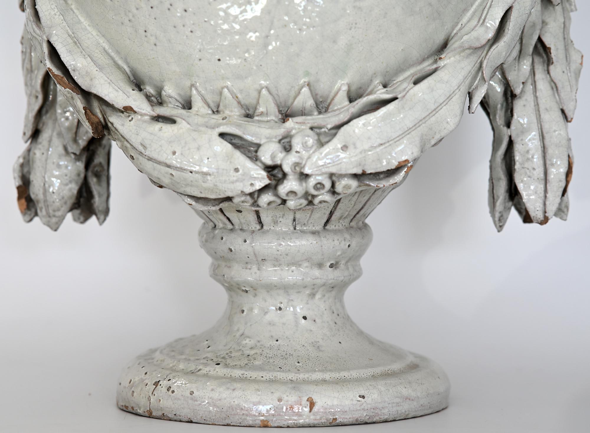 Vase aus Fayence mit Platte, Deutsch, um 1780 Louis Seize, dekorative weiße Glasur im Angebot 4