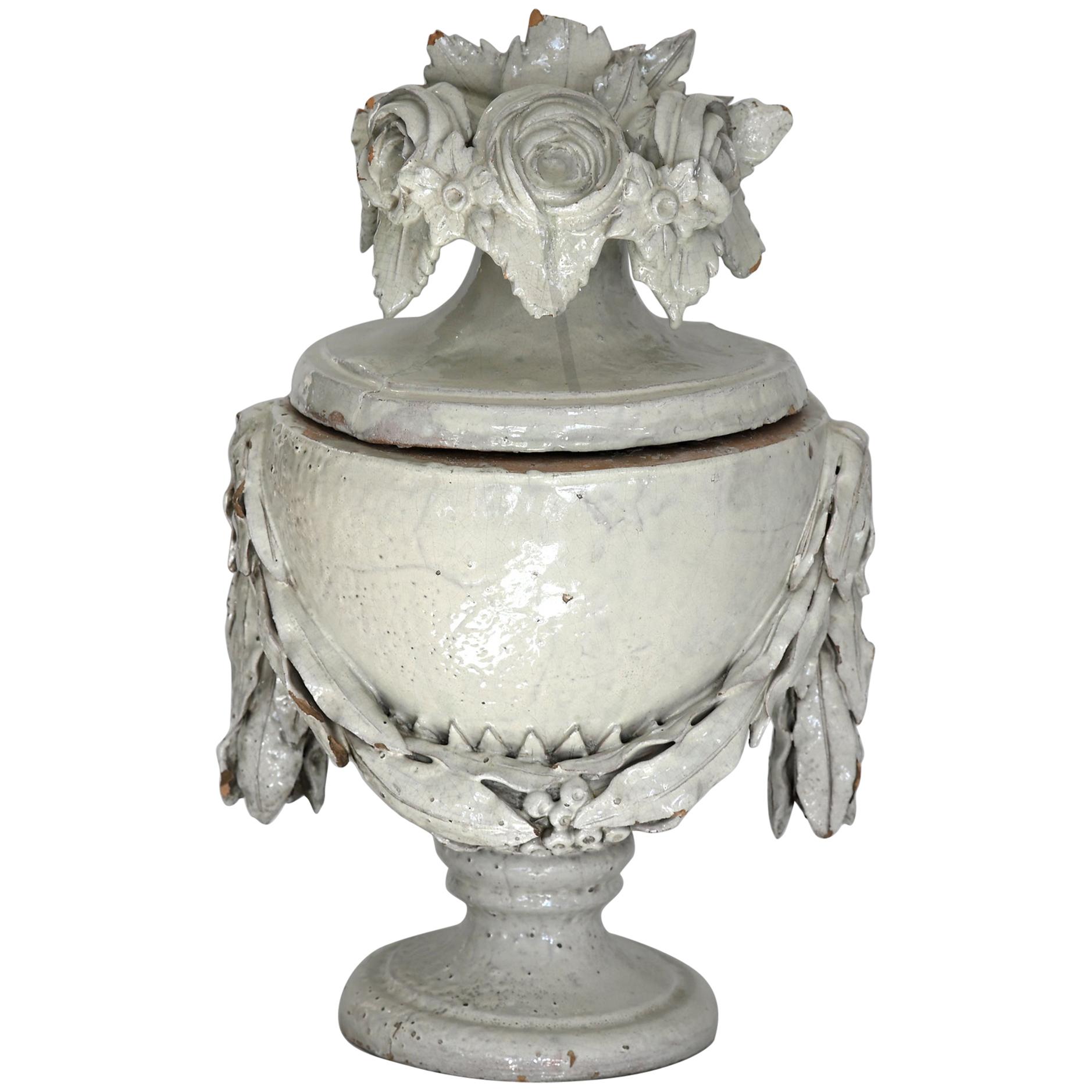Vase aus Fayence mit Platte, Deutsch, um 1780 Louis Seize, dekorative weiße Glasur im Angebot