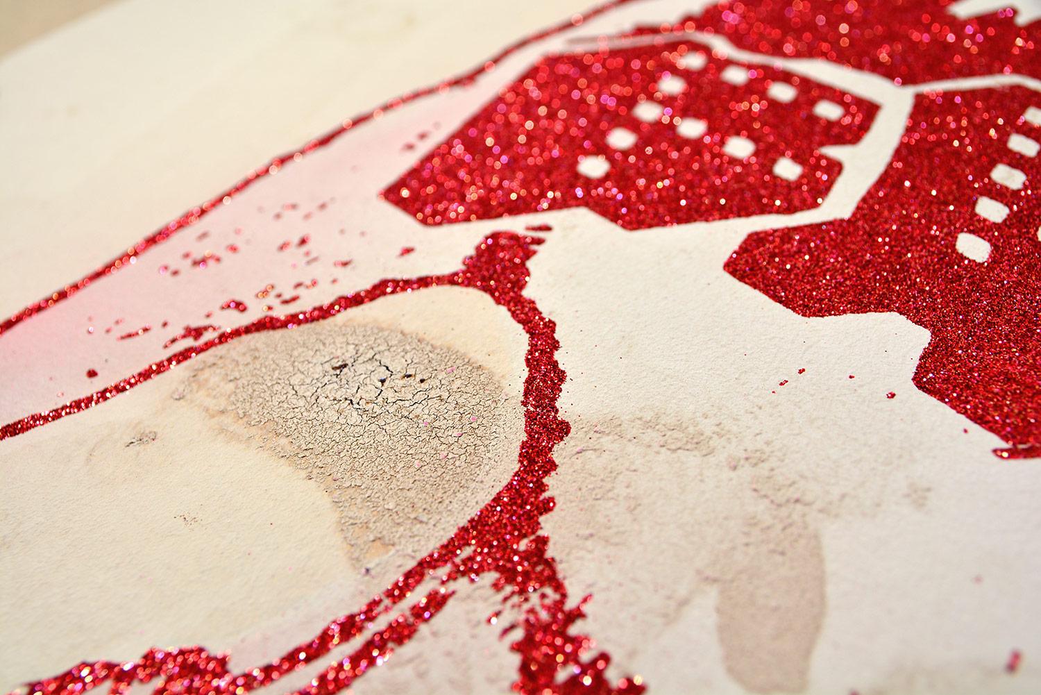 FAILE - ÉCHOUÉE DIAMANTÉE (ROUGE/TAN)
Date de création : 2022
Médium : Acrylique, peinture en aérosol, encre sérigraphique et paillettes sur Archival Lenox 100
Numéro d'édition : 11/25
Taille : 63,50 x 48,25 cm
Condit : En parfait état, neuf et