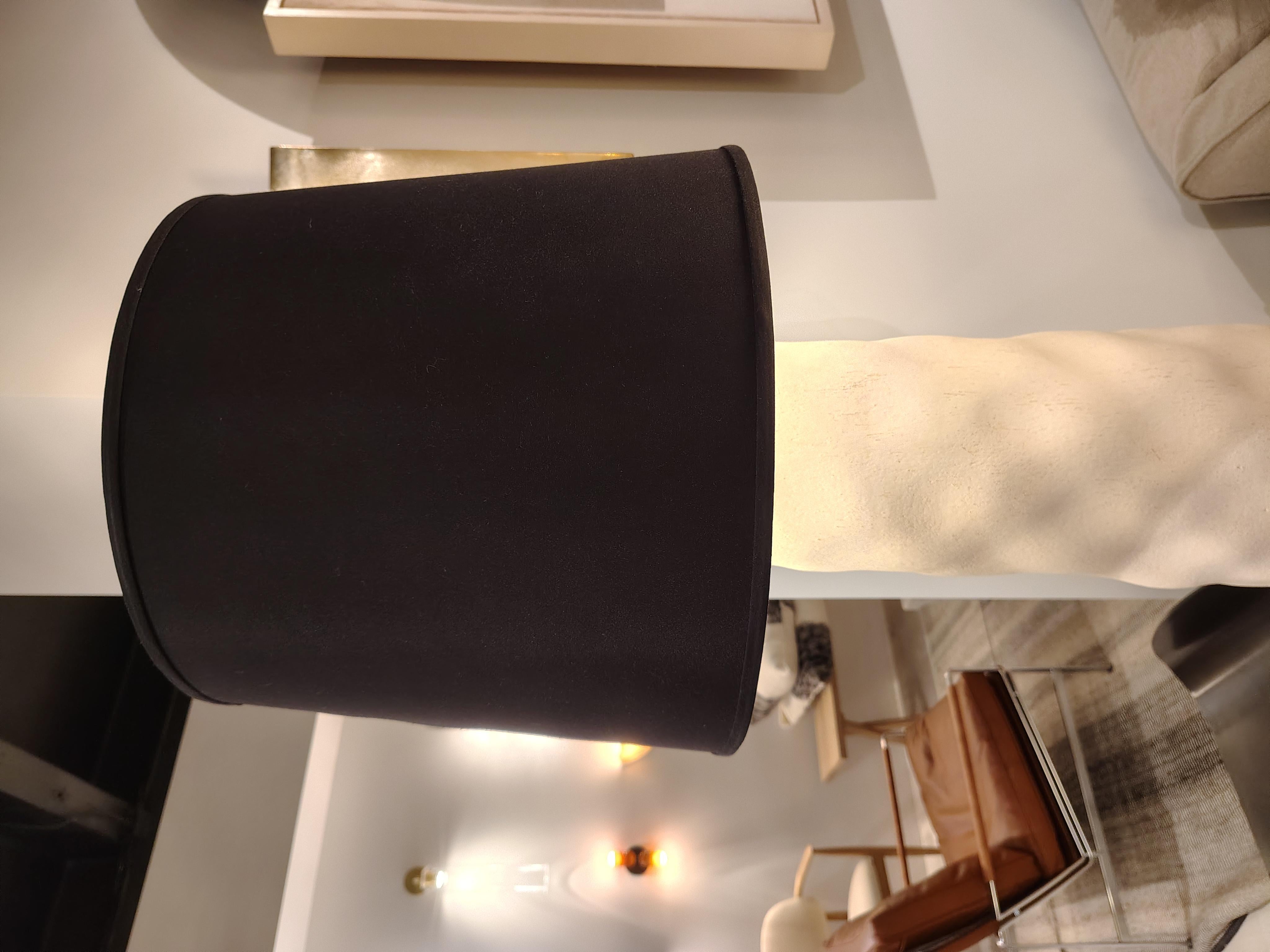 
Stehleuchte von Victoria Yakusha für Faina. 
Lampenschirm aus Leinen auf einem handgeformten Fuß aus Ton, PIVNICH Stehleuchte strahlt mit der Verlockung des Nordsterns.
Sein zeitloses Design fängt die Essenz von ruhiger Eleganz und himmlischer