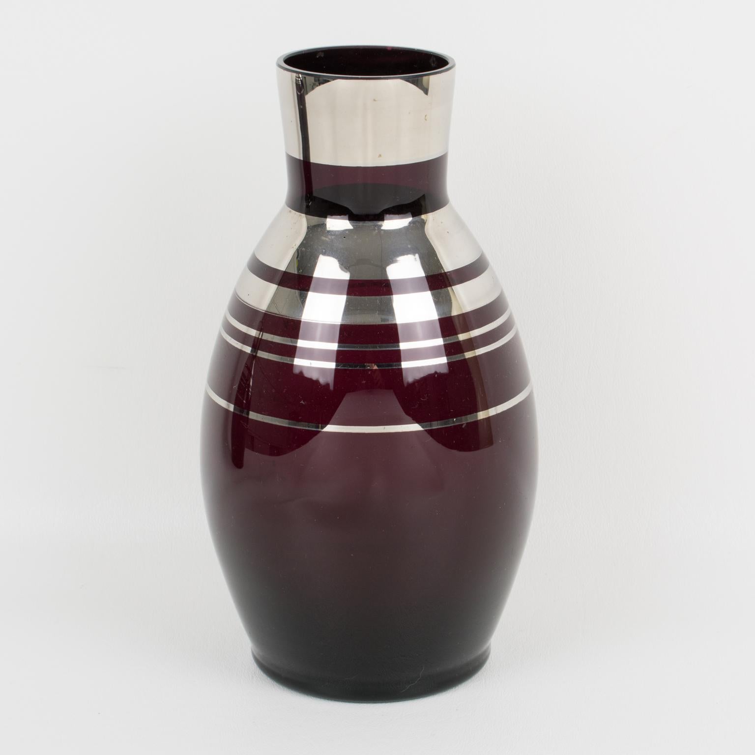 Dieses hübsche Vasen-Set aus schwarzem Glas im Stil des französischen Art déco der 1930er Jahre ist mit einem silbernen Dekor um den Deckel herum versehen, der ein gestreiftes geometrisches Muster aufweist. Jedes Stück ist auf der Unterseite mit