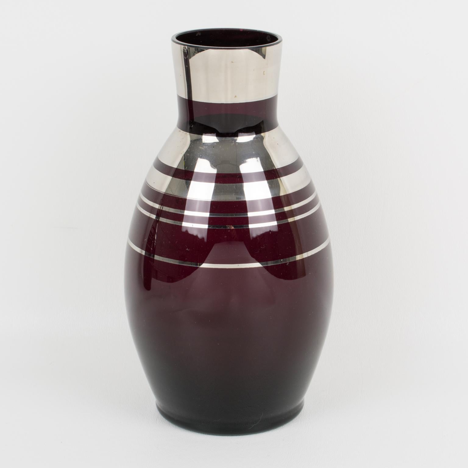 Cet ensemble de vases en verre noir Art déco français des années 1930 est orné d'une décoration en dépôt d'argent autour du sommet, un motif géométrique rayé. Chaque pièce porte en dessous le monogramme 
