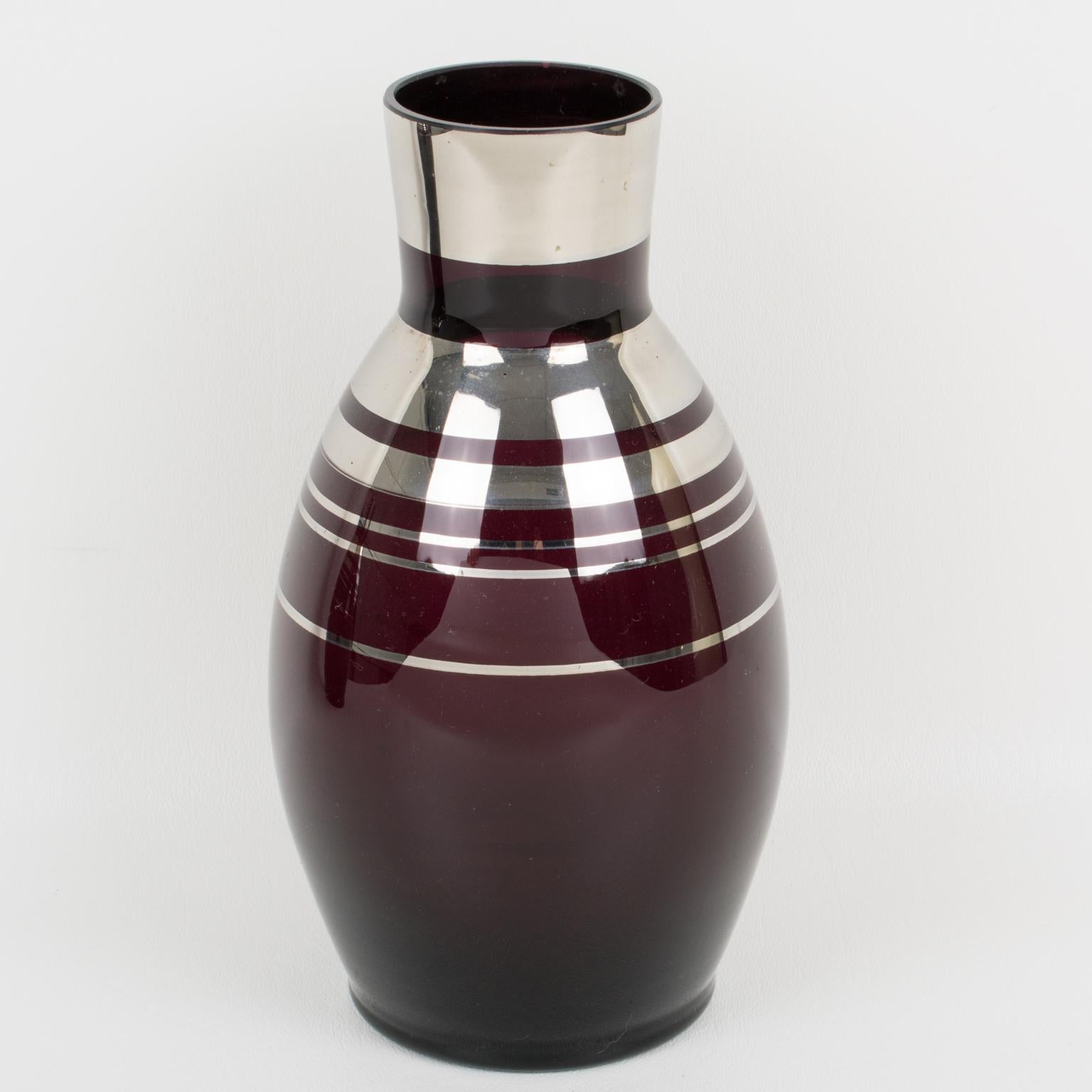 Art déco Vase Fains Art Deco en verre opalin noir recouvert d'argent, une paire, années 1930 en vente