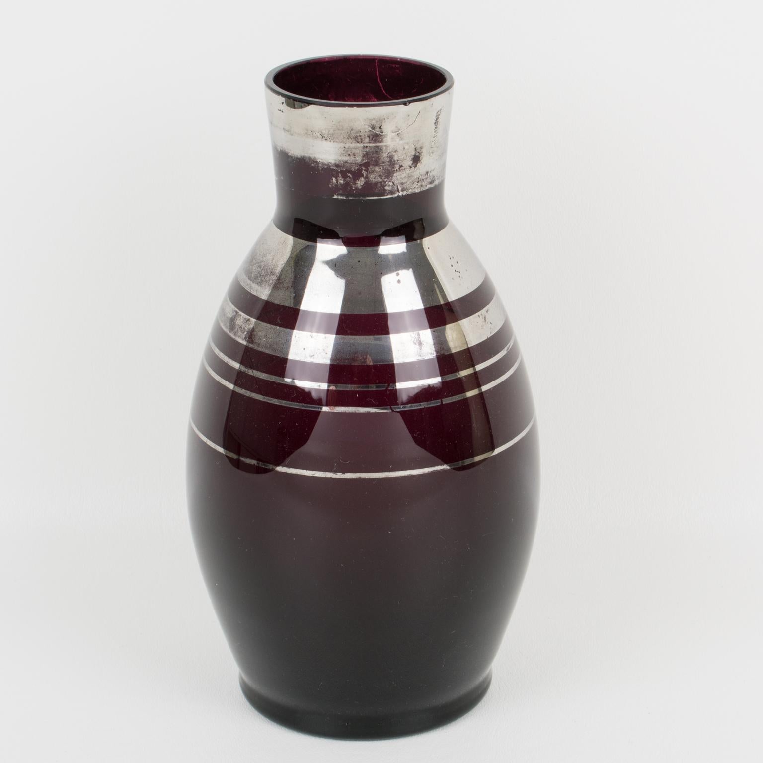 Français Vase Fains Art Deco en verre opalin noir recouvert d'argent, une paire, années 1930 en vente
