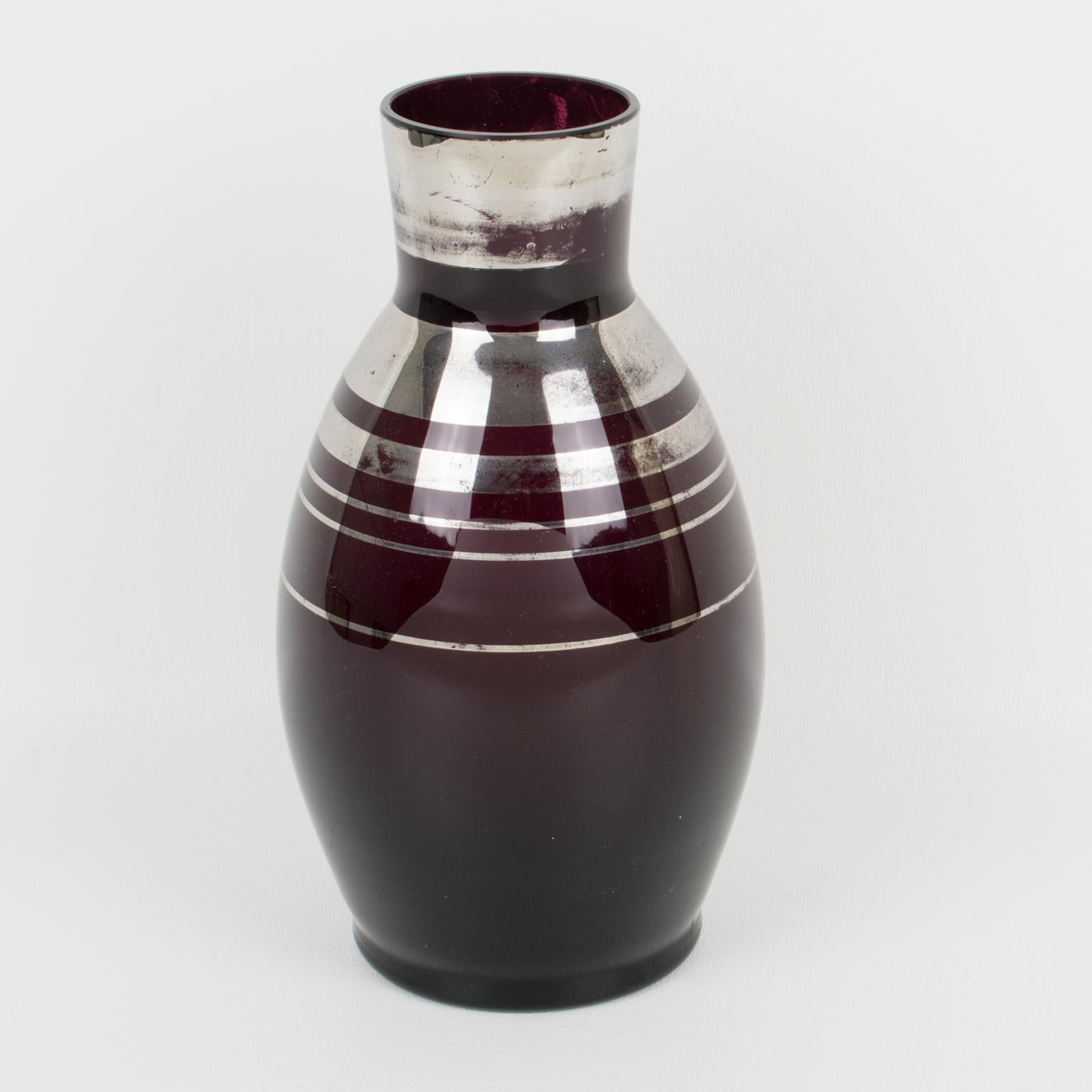 Vase Fains Art Deco en verre opalin noir recouvert d'argent, une paire, années 1930 Bon état - En vente à Atlanta, GA