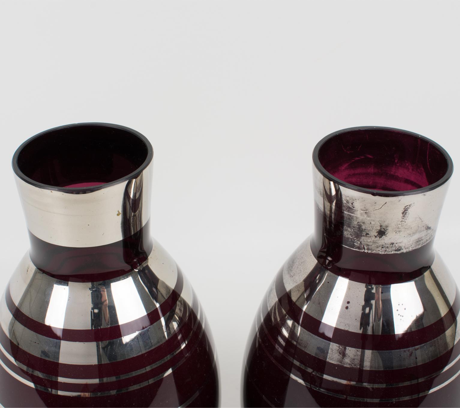 Verre Vase Fains Art Deco en verre opalin noir recouvert d'argent, une paire, années 1930 en vente