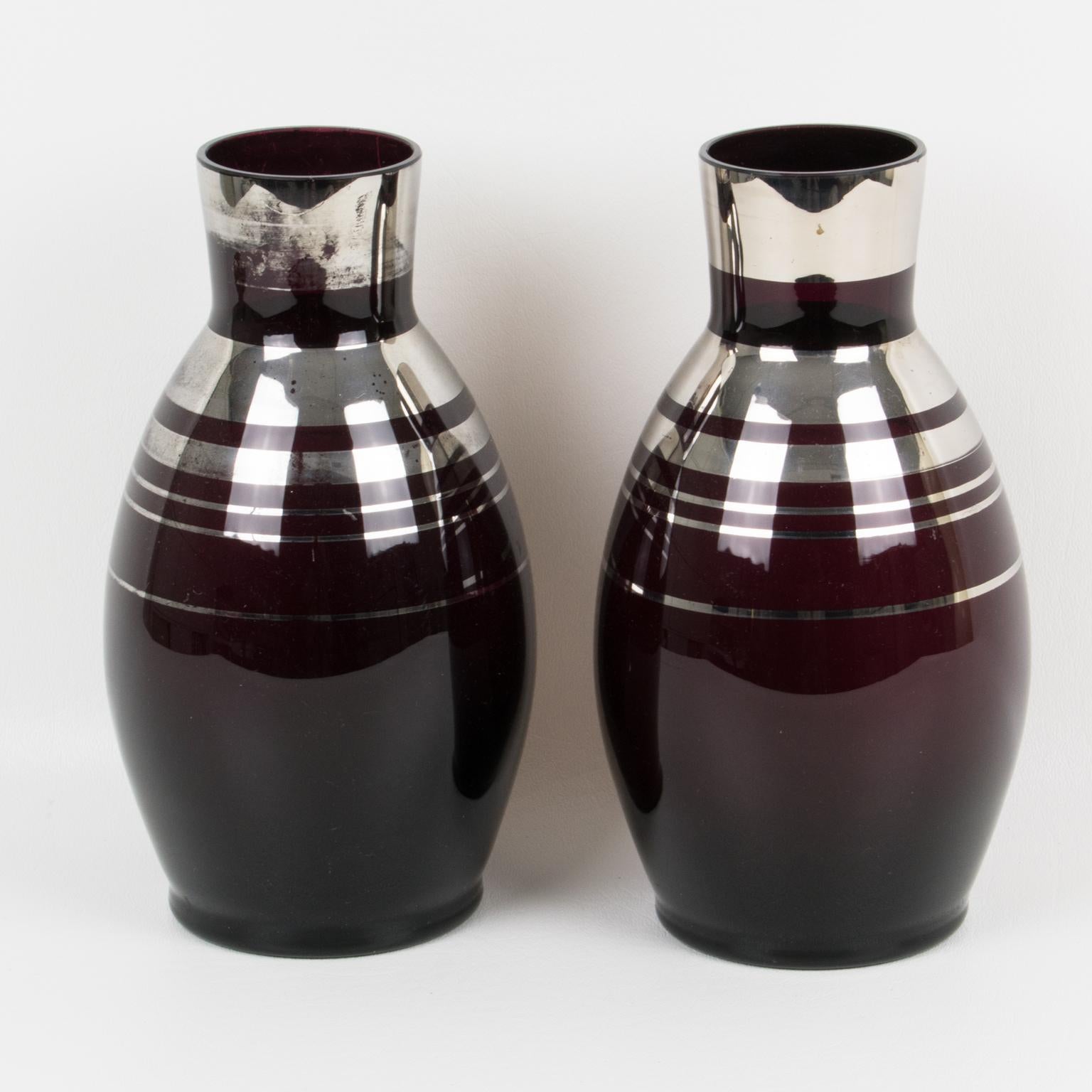 Vase Fains Art Deco en verre opalin noir recouvert d'argent, une paire, années 1930 en vente 1