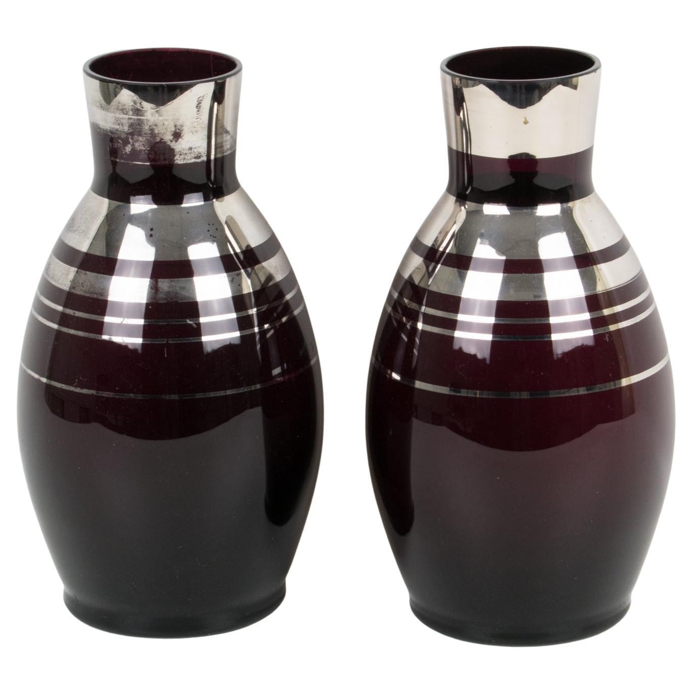 Vase Fains Art Deco en verre opalin noir recouvert d'argent, une paire, années 1930