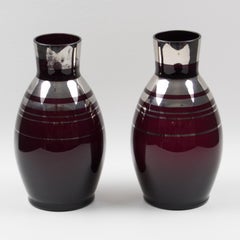 Vase Art Déco de Fains France en verre opalin noir recouvert d'argent, une paire, années 1930