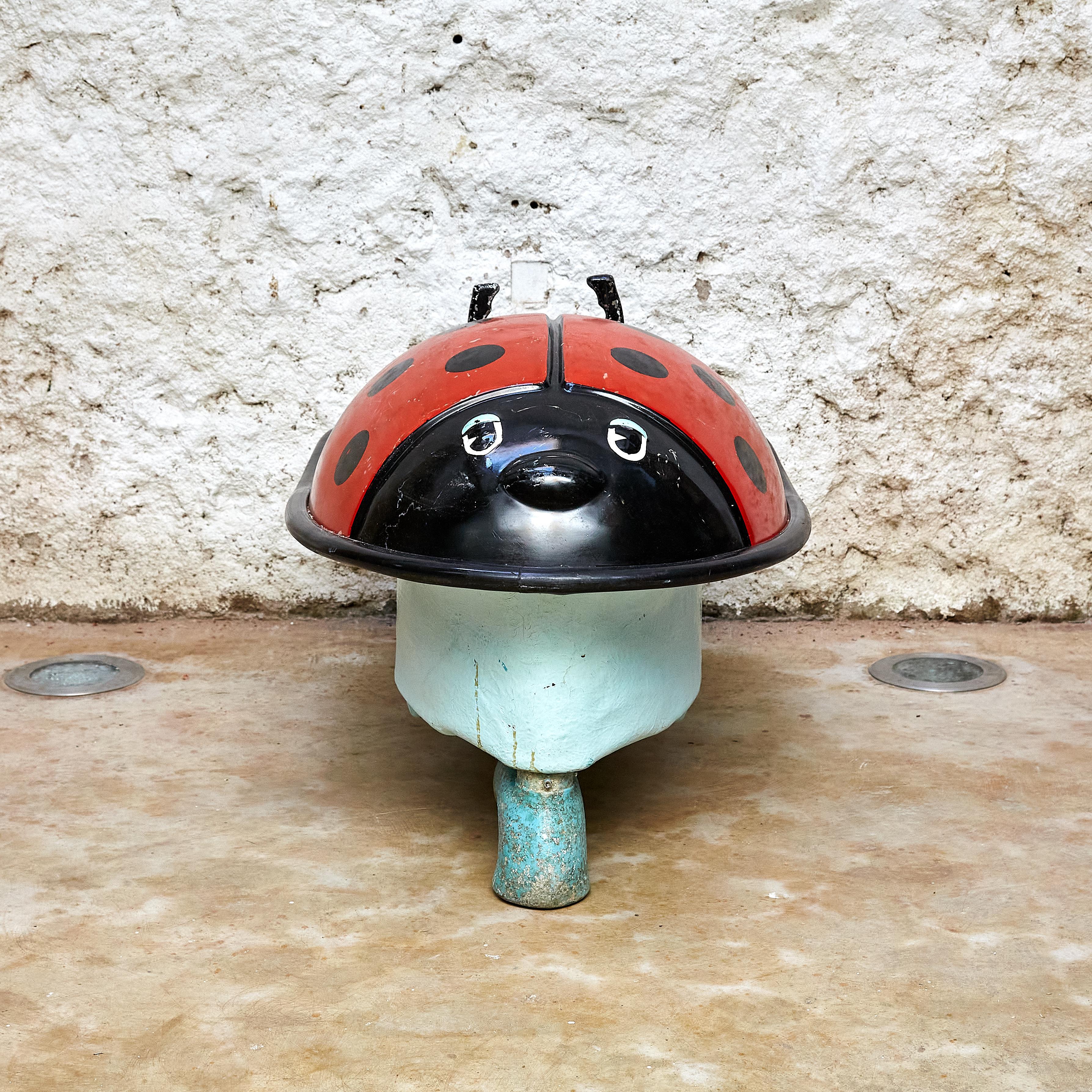 Barca Coccinella del Luna Park    Prodotto in Spagna, circa 1970.    In condizioni originali, con lievi usure dovute all'età e all'uso, conserva una bella patina.    Materiali:   Fibra di vetro     Dimensioni:   P 108 cm x L 58 cm x H 58 cm.   