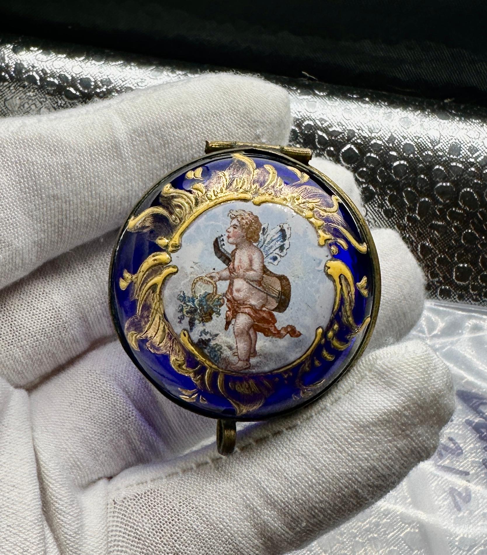 GÖNNEN SIE SICH EINE BLAUE MOSER-GLASSCHATULLE IN MUSEUMSQUALITÄT, DIE MIT EINER HANDGEMALTEN EMAILLE-DARSTELLUNG EINER HERUMTOLLENDEN FEE, EINES CHERUBS, EROS ODER ENGELS MIT SCHMETTERLINGSFLÜGELN VERZIERT IST, DIE EINE LEIER ODER EIN
