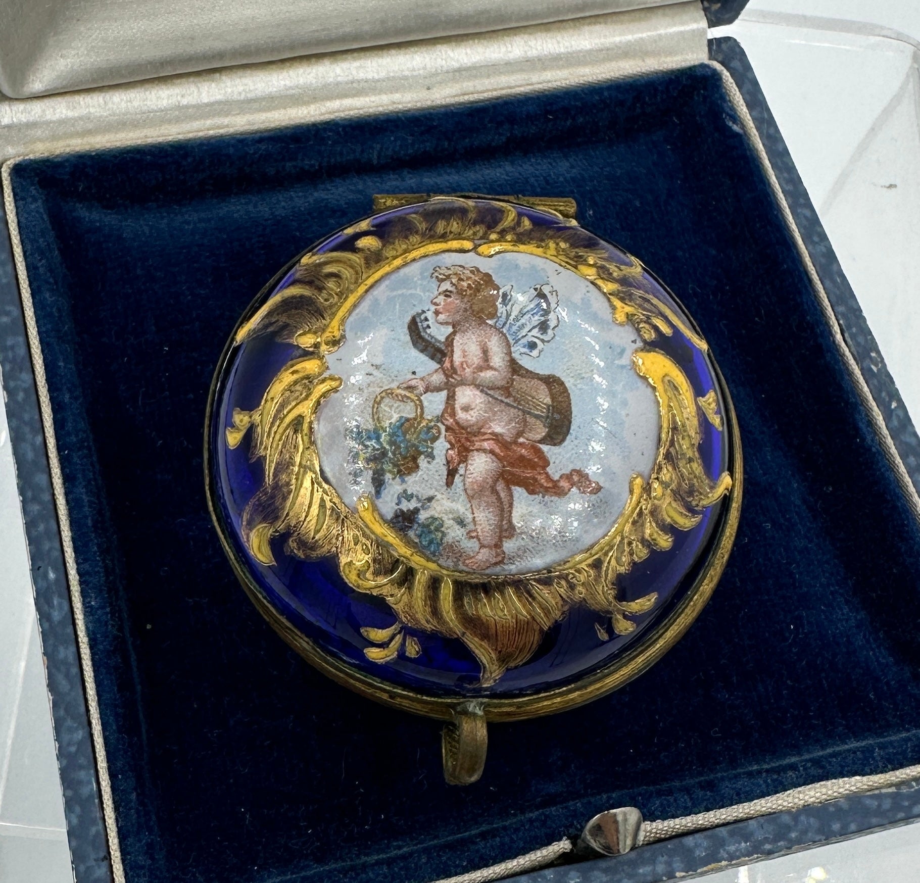 Fairy Cherub Engel Schmetterlings Flügel Sonnenschliff Emaille Patch Jewelry Box Blau Moser (Belle Époque) im Angebot
