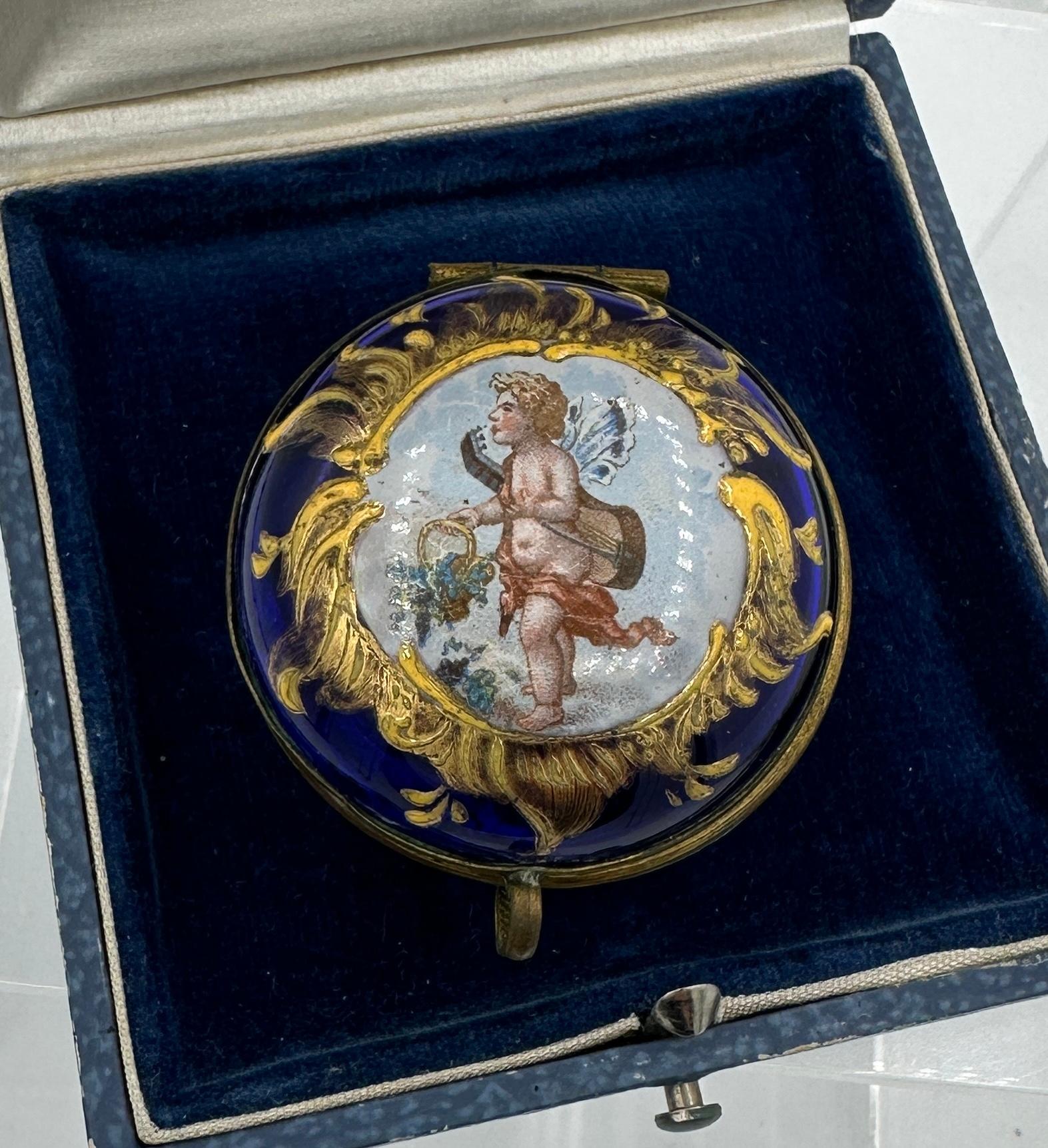 Fairy Cherub Engel Schmetterlings Flügel Sonnenschliff Emaille Patch Jewelry Box Blau Moser im Zustand „Hervorragend“ im Angebot in New York, NY