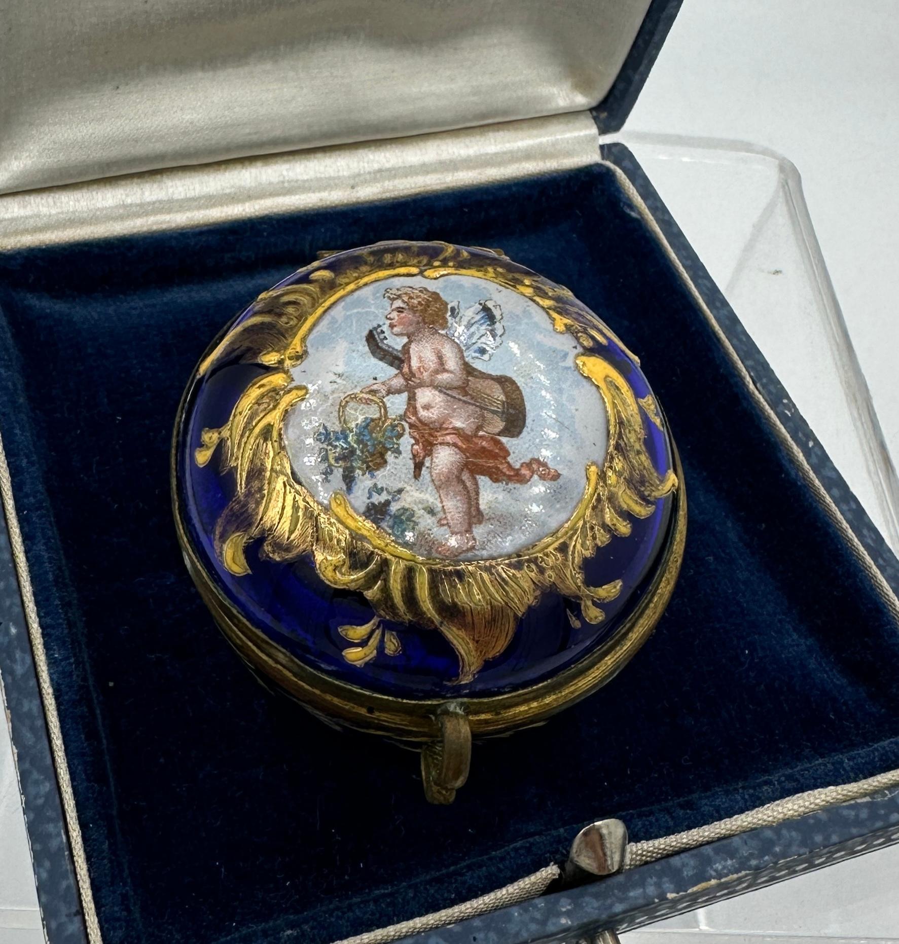 Fairy Cherub Engel Schmetterlings Flügel Sonnenschliff Emaille Patch Jewelry Box Blau Moser für Damen oder Herren im Angebot