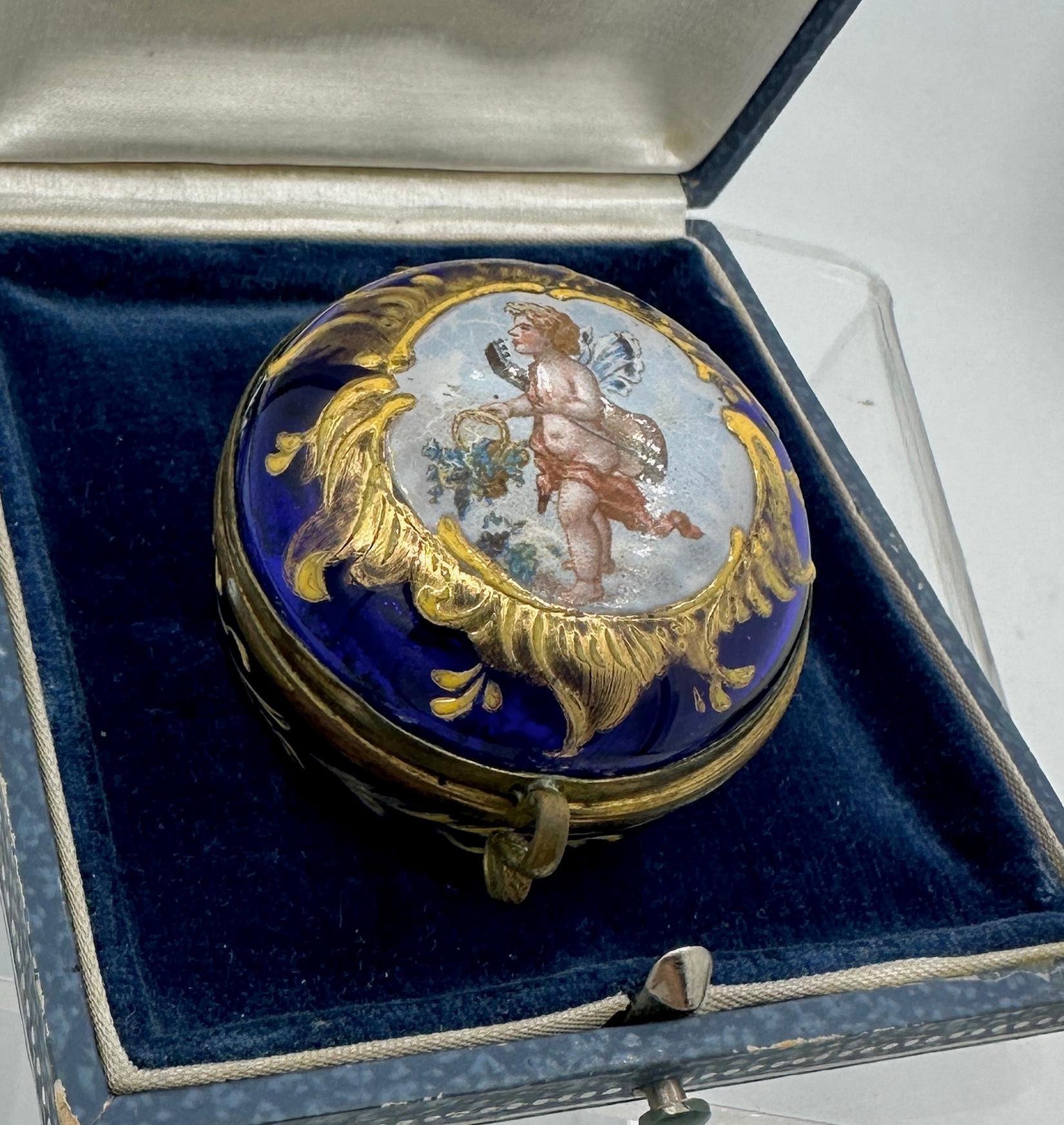 Fairy Cherub Engel Schmetterlings Flügel Sonnenschliff Emaille Patch Jewelry Box Blau Moser im Angebot 1