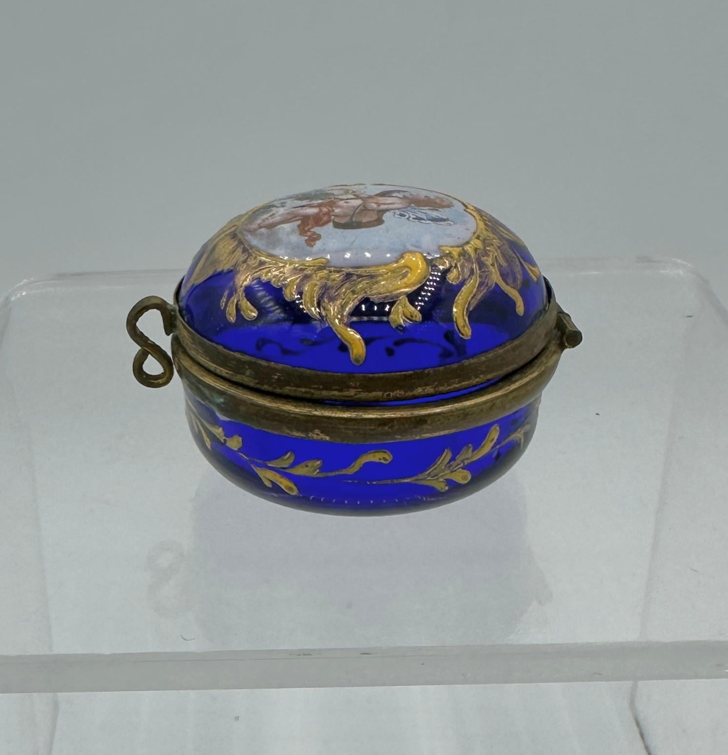 Fairy Cherub Engel Schmetterlings Flügel Sonnenschliff Emaille Patch Jewelry Box Blau Moser im Angebot 2