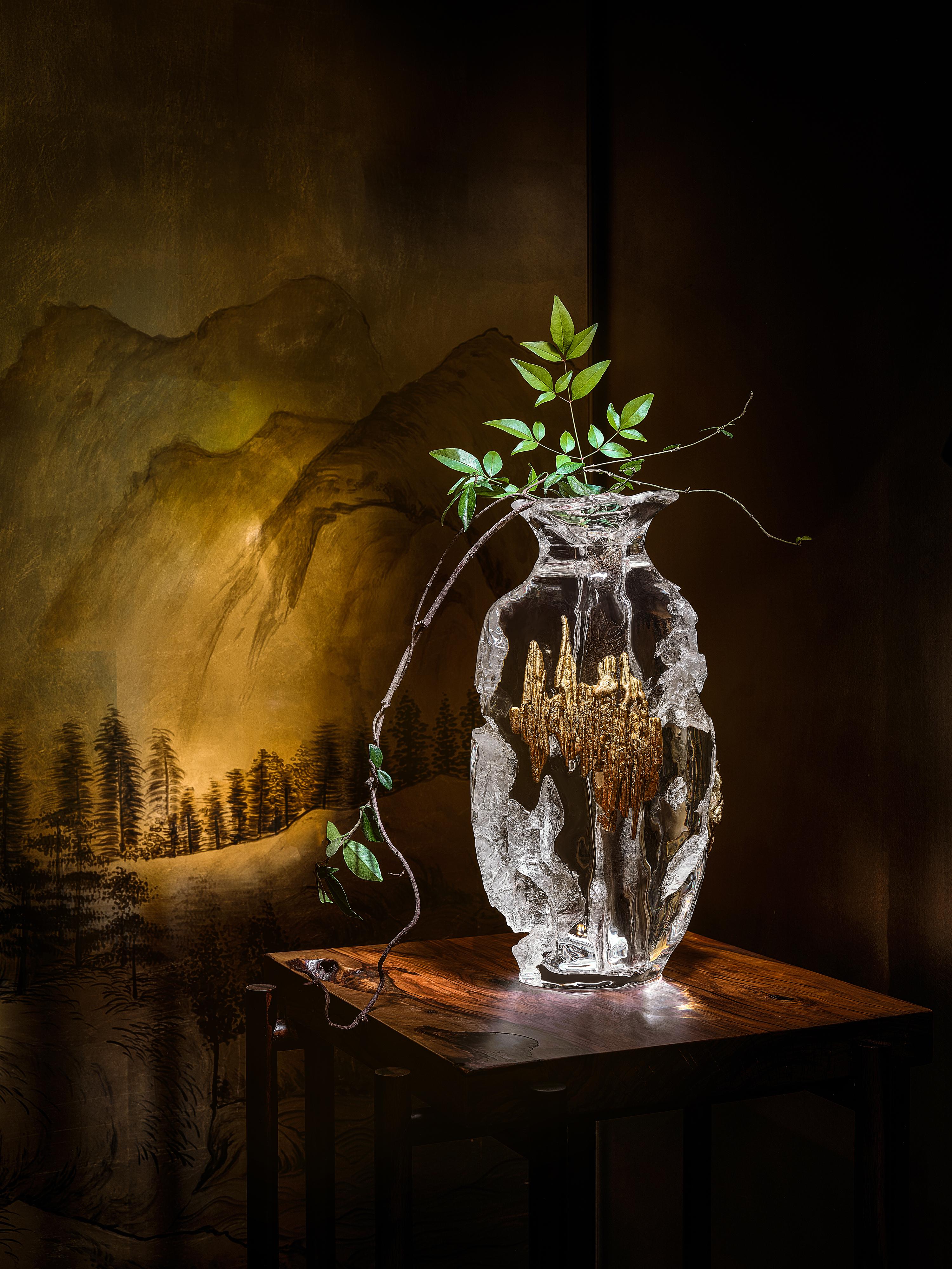 Sculpture en cristal Fairy Mountain avec décor en laiton de Gordon Gu Neuf - En vente à hong kong, HK