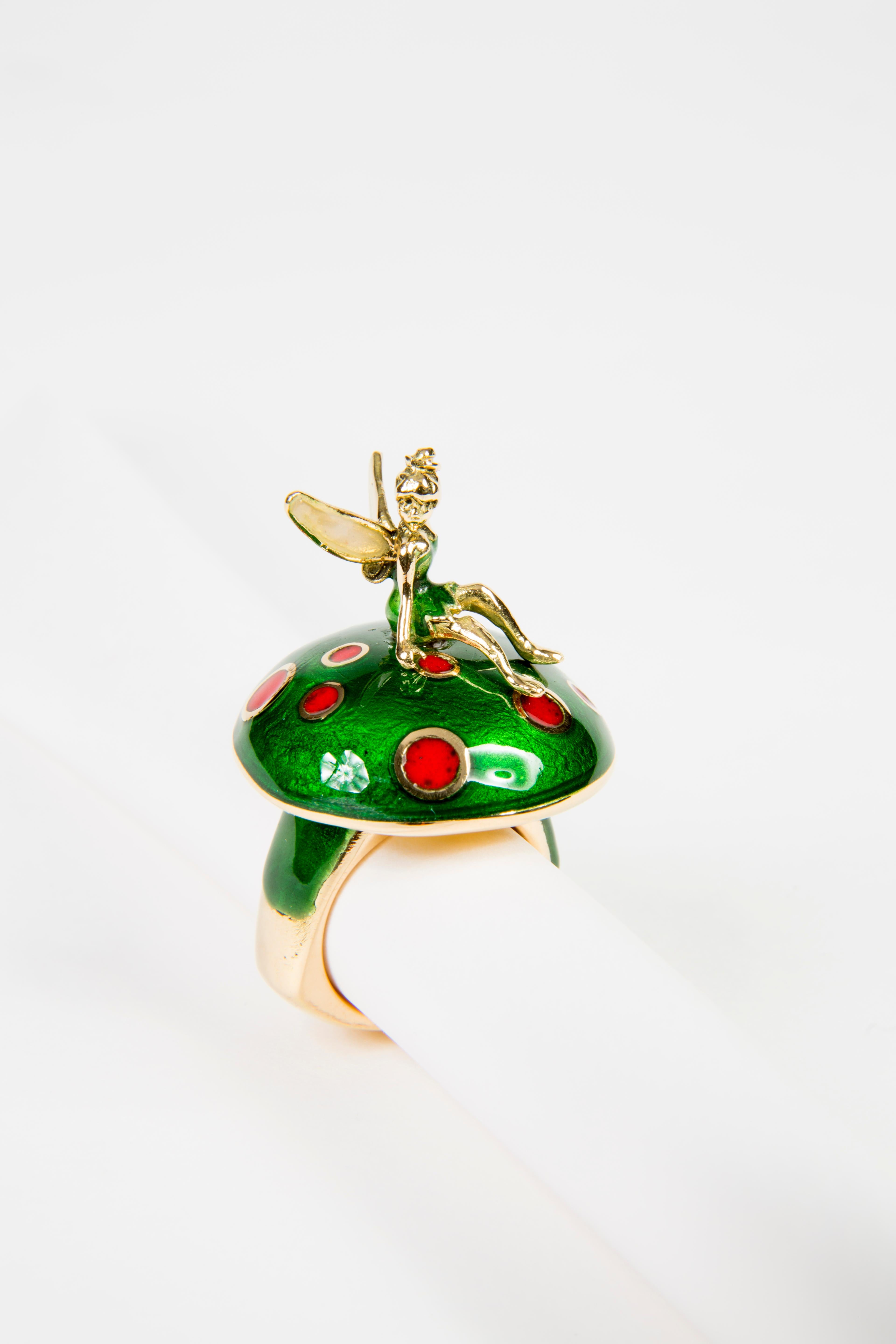 Fairy Tale Red and Green Enamel 18 Karat Yellow Gold Cocktail Ring In New Condition For Sale In Wiesbaden, DE