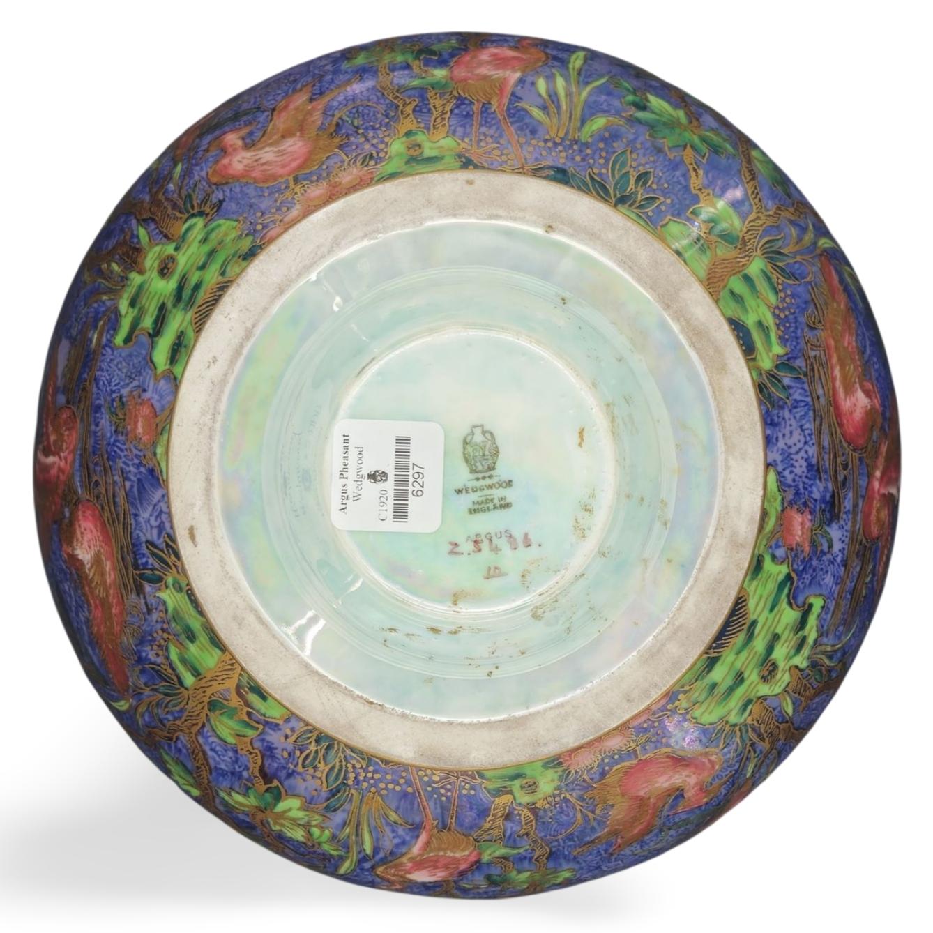 Ciotola Wedgwood Fairyland Lustre, Fagiano di Argus, Wedgwood, 1925 ca. In condizioni buone in vendita a Melbourne, Victoria