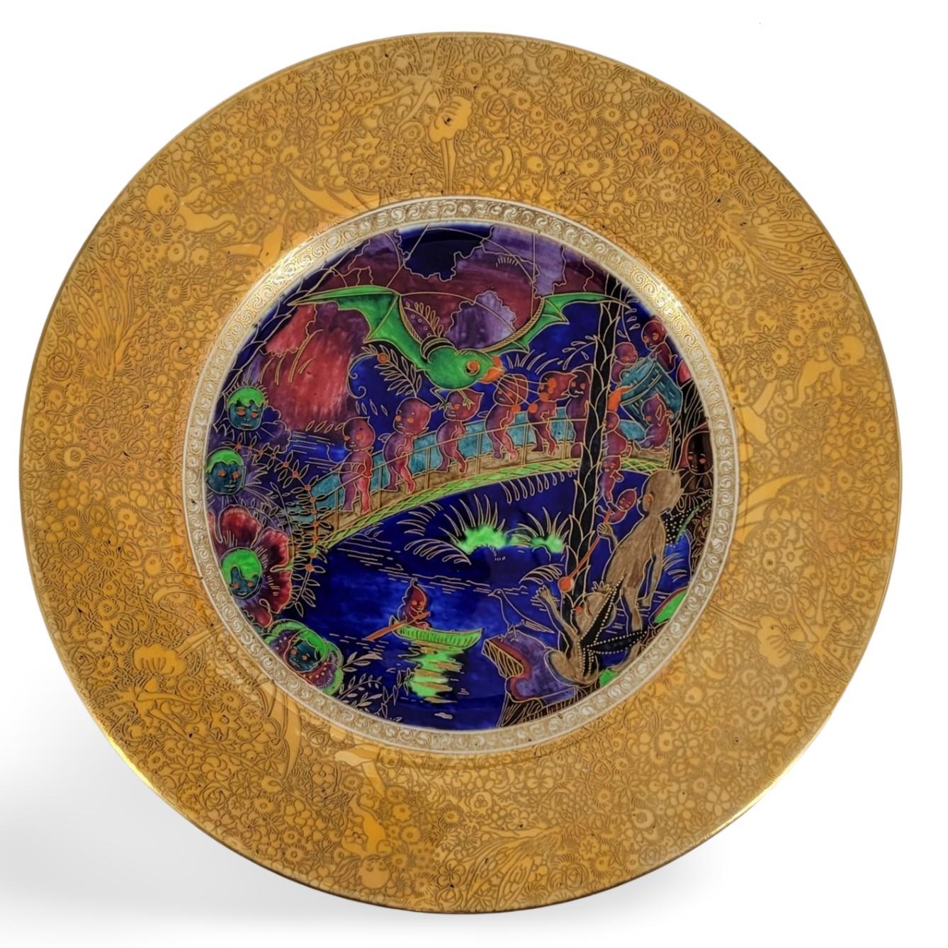 Un piatto a grandezza naturale in bone china, con la tipica ed elaborata decorazione dipinta nota come Fairyland Lustre. 

La linea Fairyland Lustre è stata sviluppata in un periodo in cui c'era un forte interesse per la fantasia e l'evasione, in
