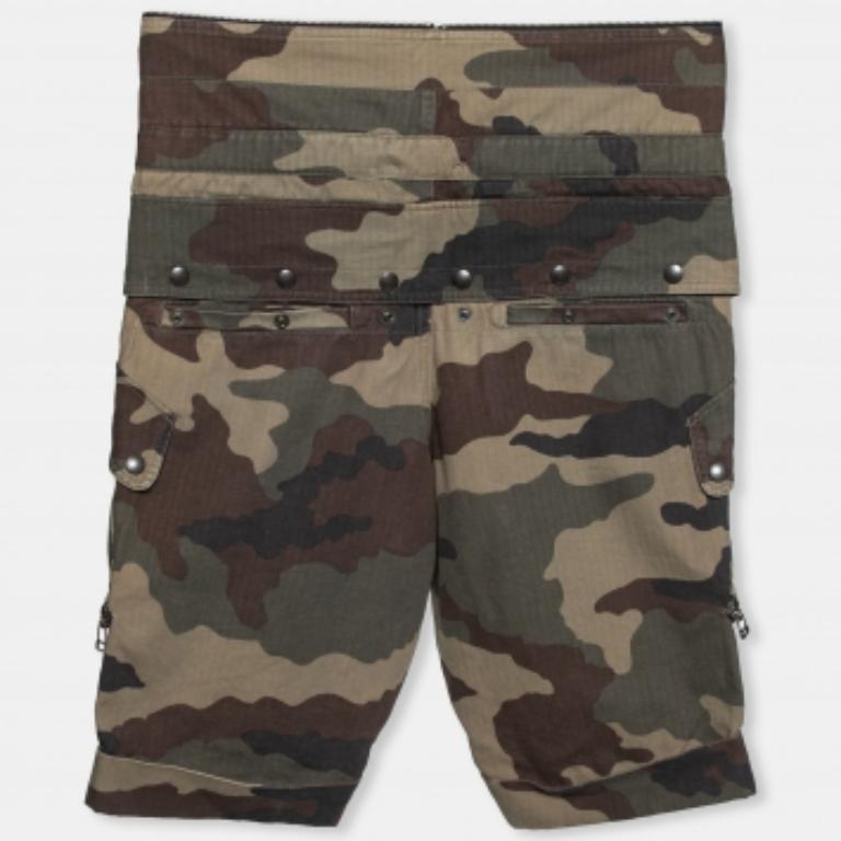 These shorts from Faith Connexion will help you spend the day comfortably and stylishly. They are made from Camouflage printed cotton and showcase rolled-up cuffs. These shorts are provided with a zipper fastening. Update your collection with these
