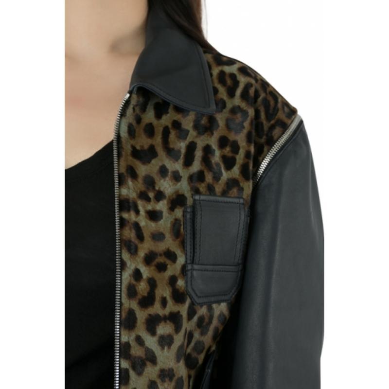 Posh and high class! This Moto jacket is designed by Faith Connexion. Made from calf leather, it features leopard printed panels on the front, zip front closure, detachable sleeves and external pockets. Team it with matching bottoms and top.