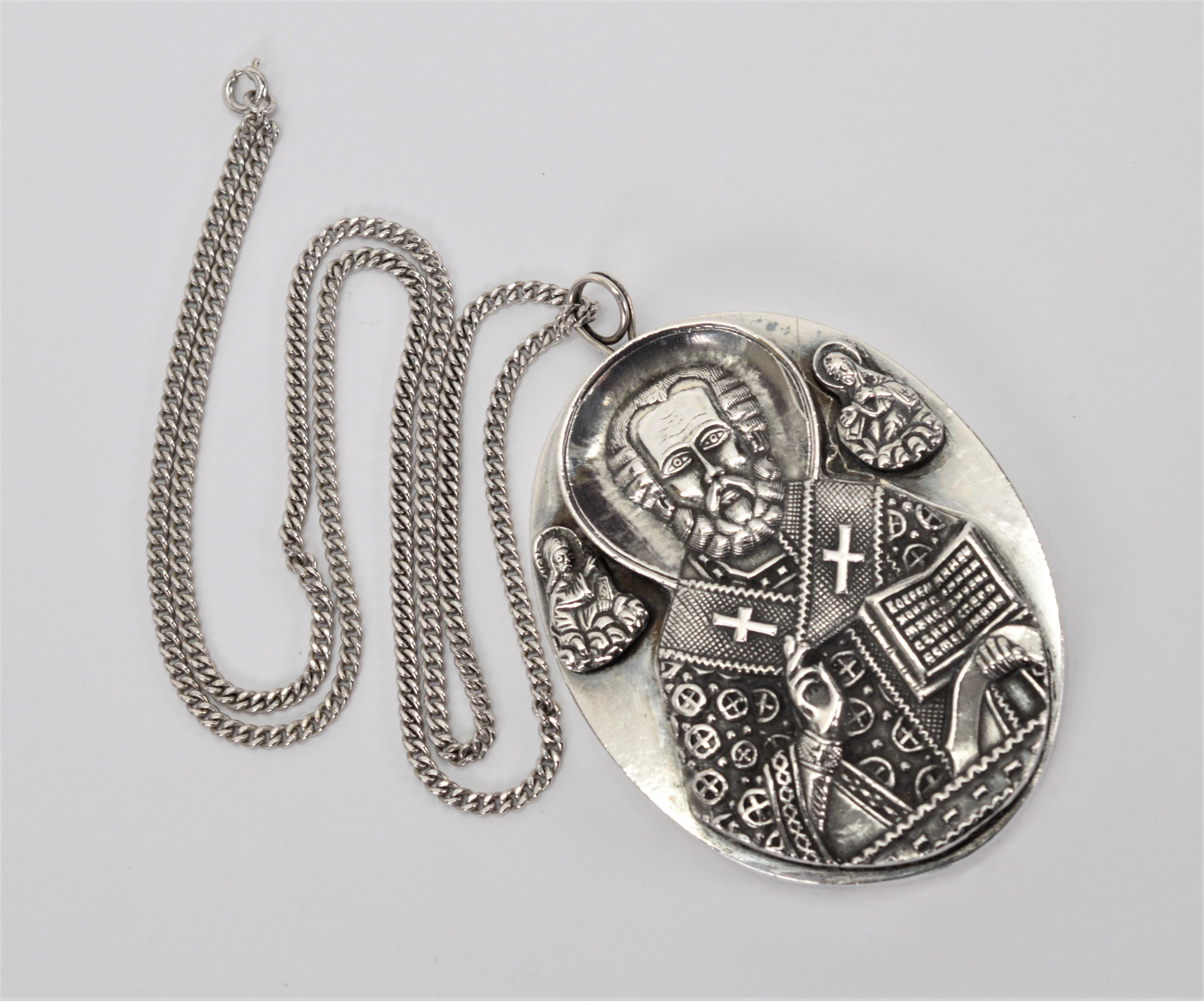 Einzigartige Medaillon-Anhänger-Halskette im antiken Stil aus Sterlingsilber. Großzügig in der Größe, bei einem großen 2-3/4 x 2-1/8 Zoll dieser ovalen Anhänger ist 1/4 Zoll dick. Die handwerkliche montiert .925 Sterling Silber Darstellung ist über